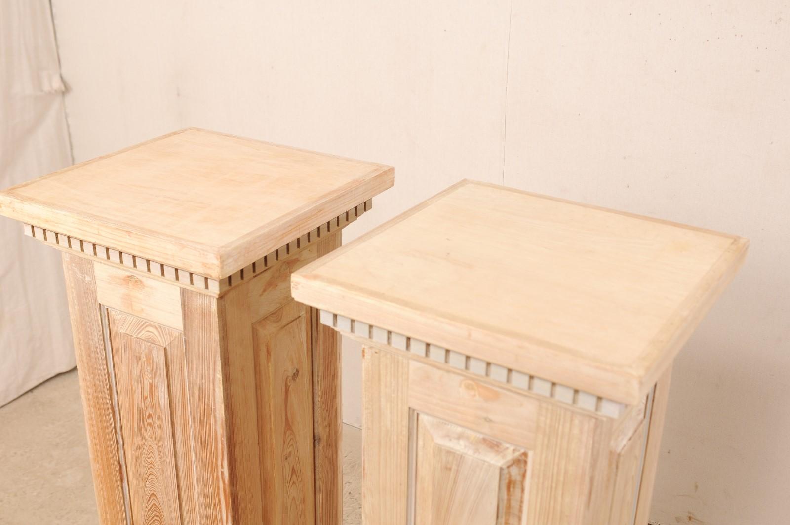 Paar geschnitzte, quadratische Sockelsäulen aus Holz im Angebot 3