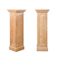 Paire de colonnes carrées à piédestaux en bois sculpté