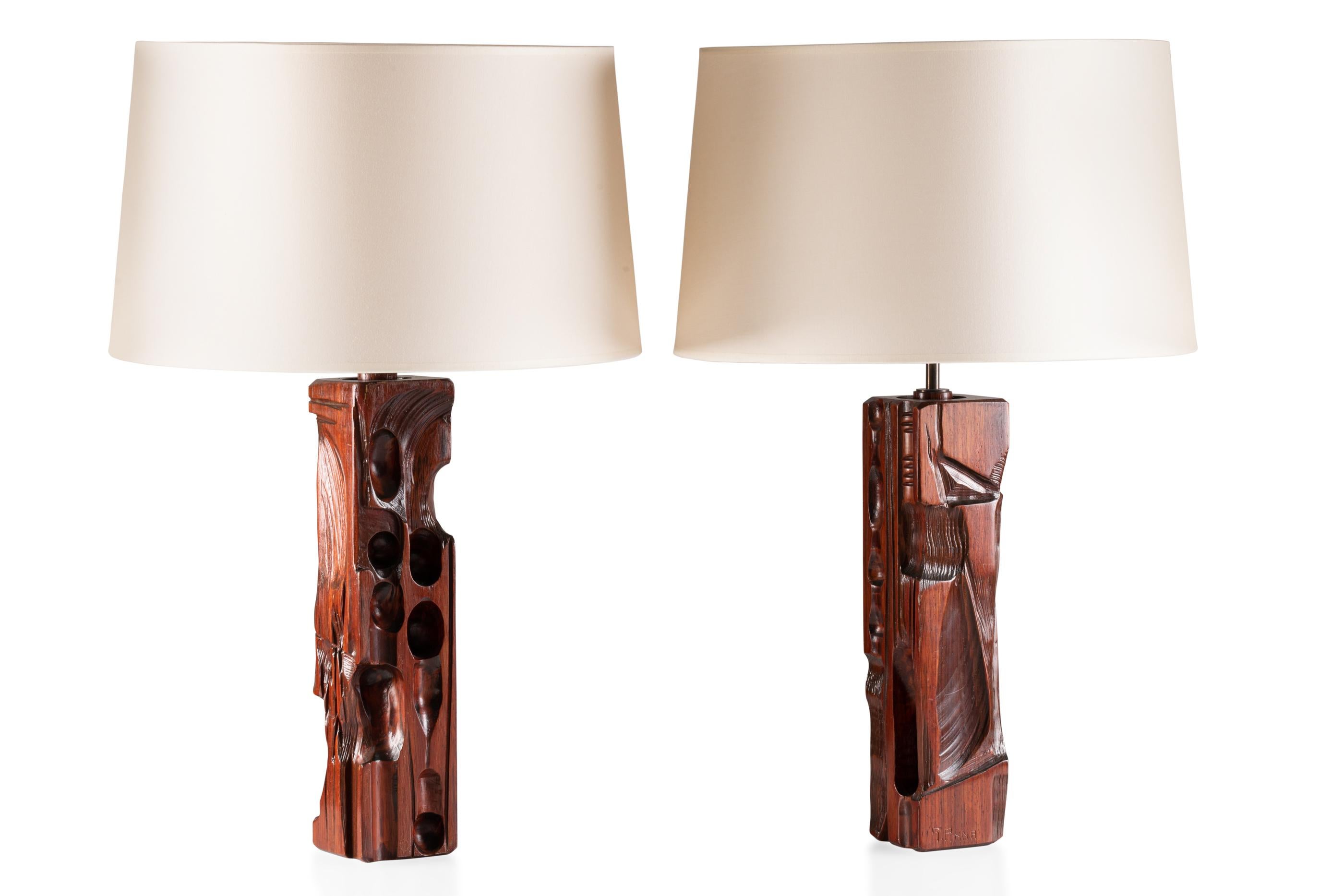 Tischlampen aus geschnitztem Holz von Gianni Pinna, Paar (Brutalismus) im Angebot