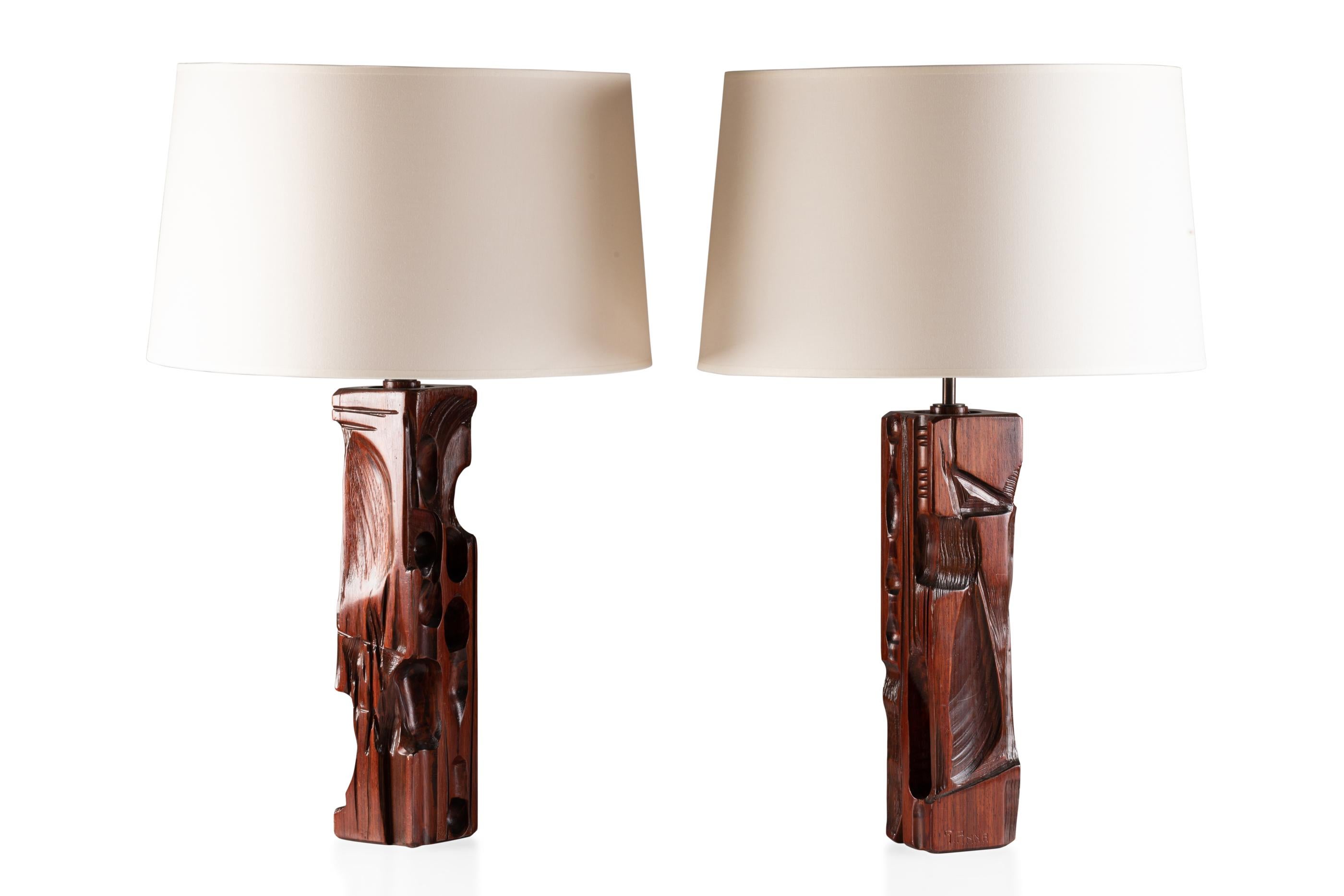 italien Paire de lampes de bureau en bois sculpté de Gianni Pinna en vente