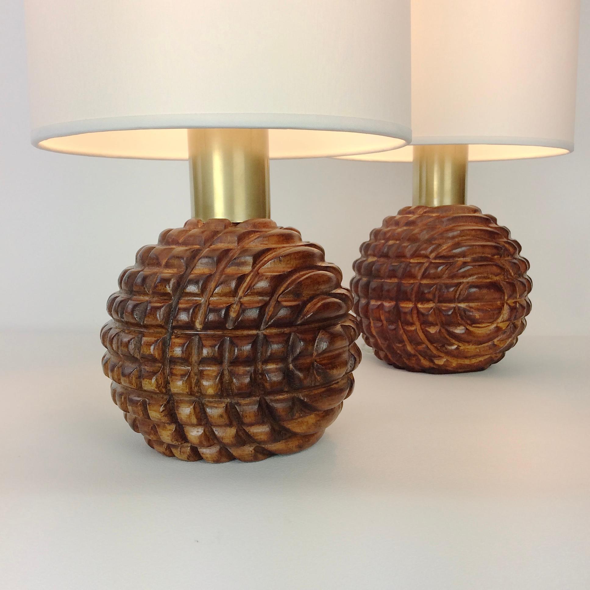 Pair of wood table lamps, circa 1970, Italy.
Carved wood balls, brass details, new white fabric shades.
Rewired.
Dimensions: total height: 42 cm, diameter of the shade: 19 cm, diameter of the ball: 14 cm.
All purchases are covered by our Buyer