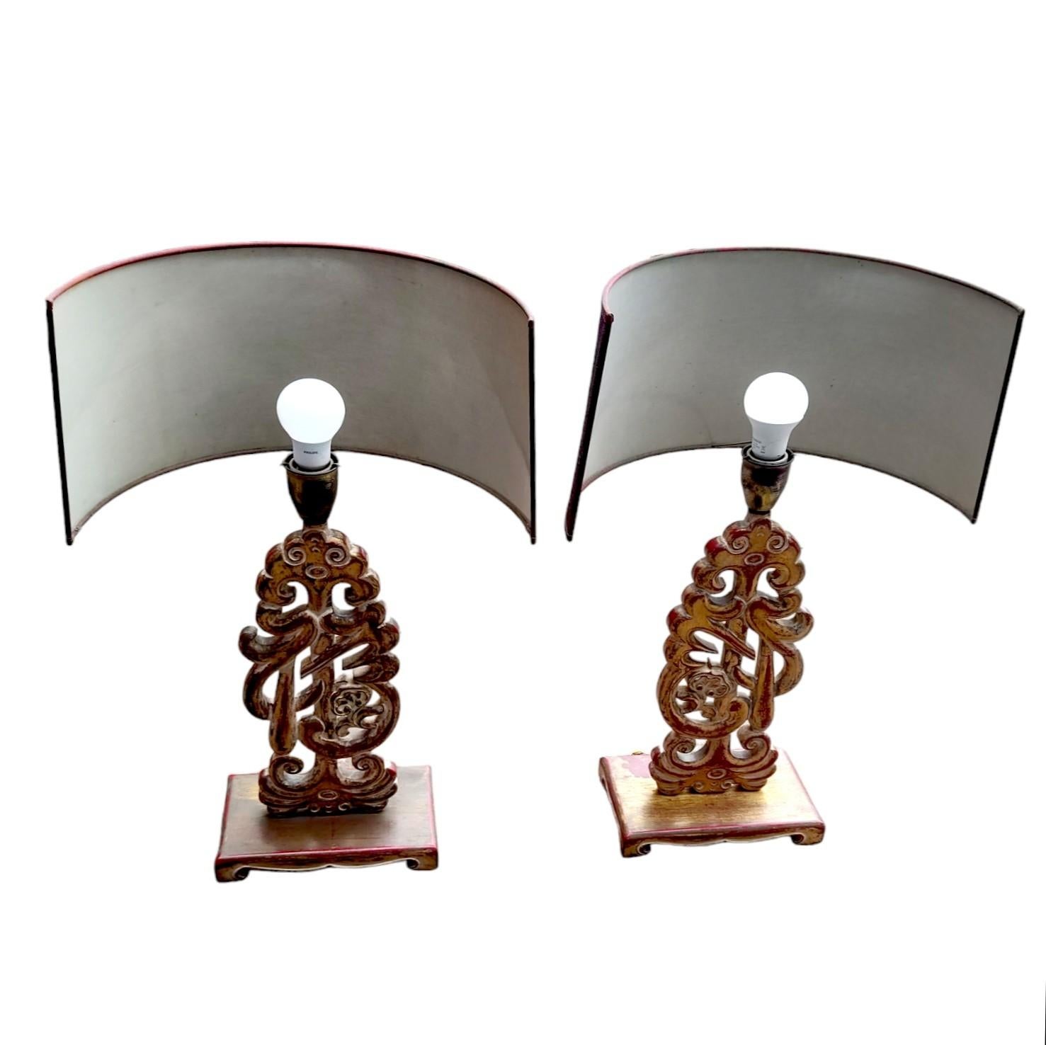 Feuille d'or Paire de lampes de table en bois sculpté de style oriental en vente
