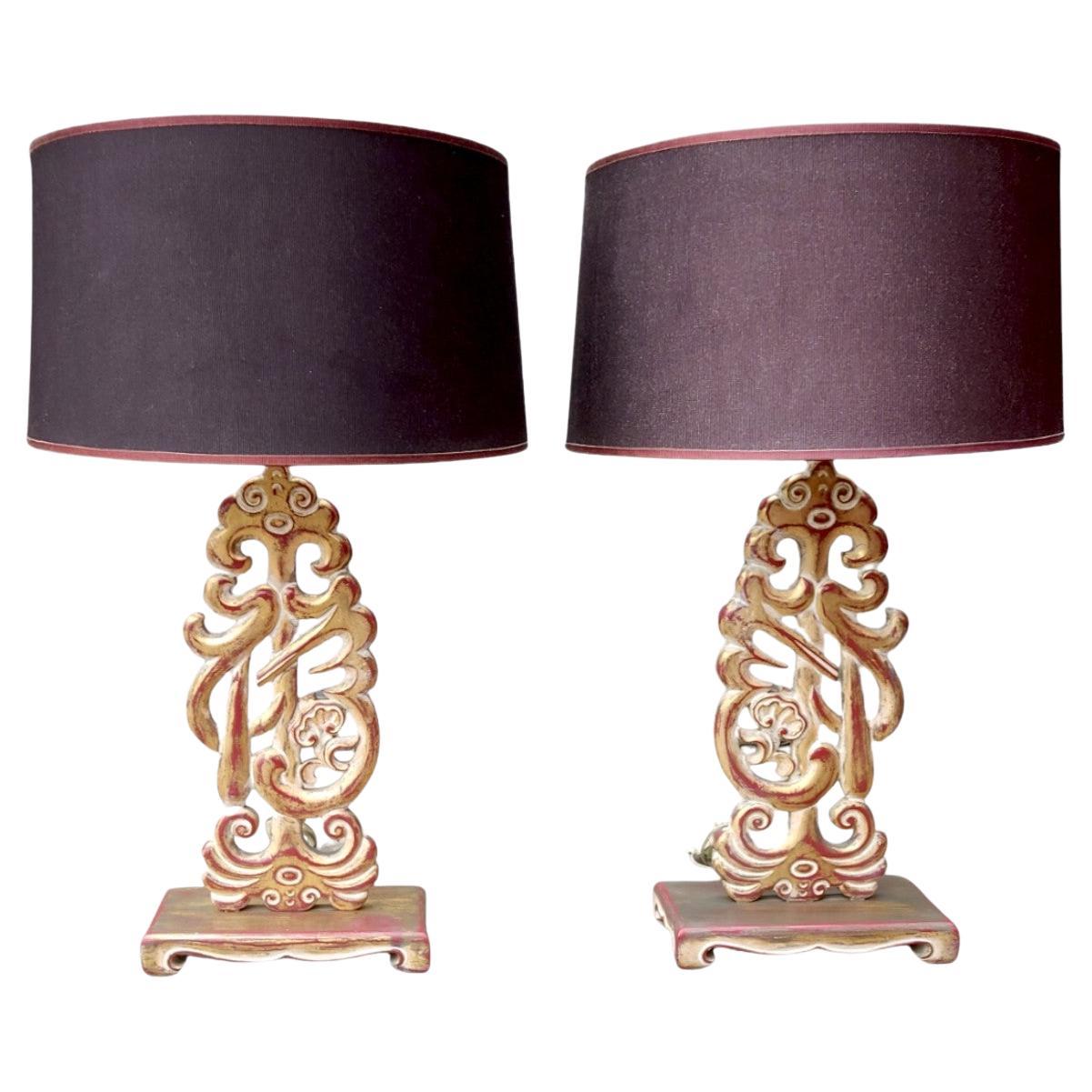 Paire de lampes de table en bois sculpté de style oriental en vente