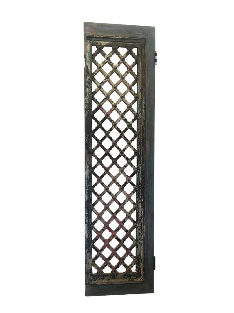 Paire de portes et de moustiquaires en bois sculpté d'époque, avec peinture d'origine. Fabriqué à Jaisalmer Rajasthan en Inde. Circa 1780.

Propriété de l'estimable designer d'intérieur Juan Montoya. Juan Montoya est l'un des designers d'intérieur