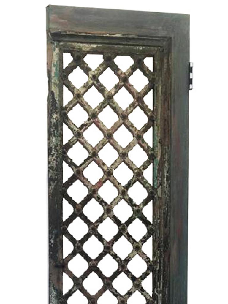 Ein Paar geschnitzte Holzfenstertüren / Paravents, hergestellt in Indien um 1780 (Indisch) im Angebot