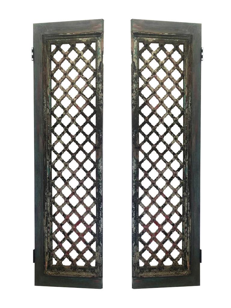 Paire de portes/écrans de fenêtres en bois sculpté fabriqués en Inde vers 1780 Bon état - En vente à New York, NY