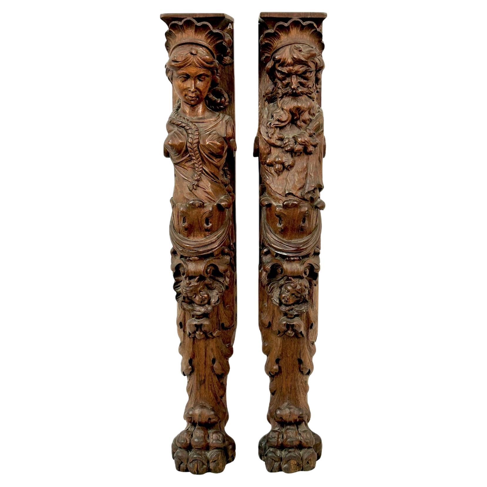 Coppia di frammenti architettonici in legno intagliato
