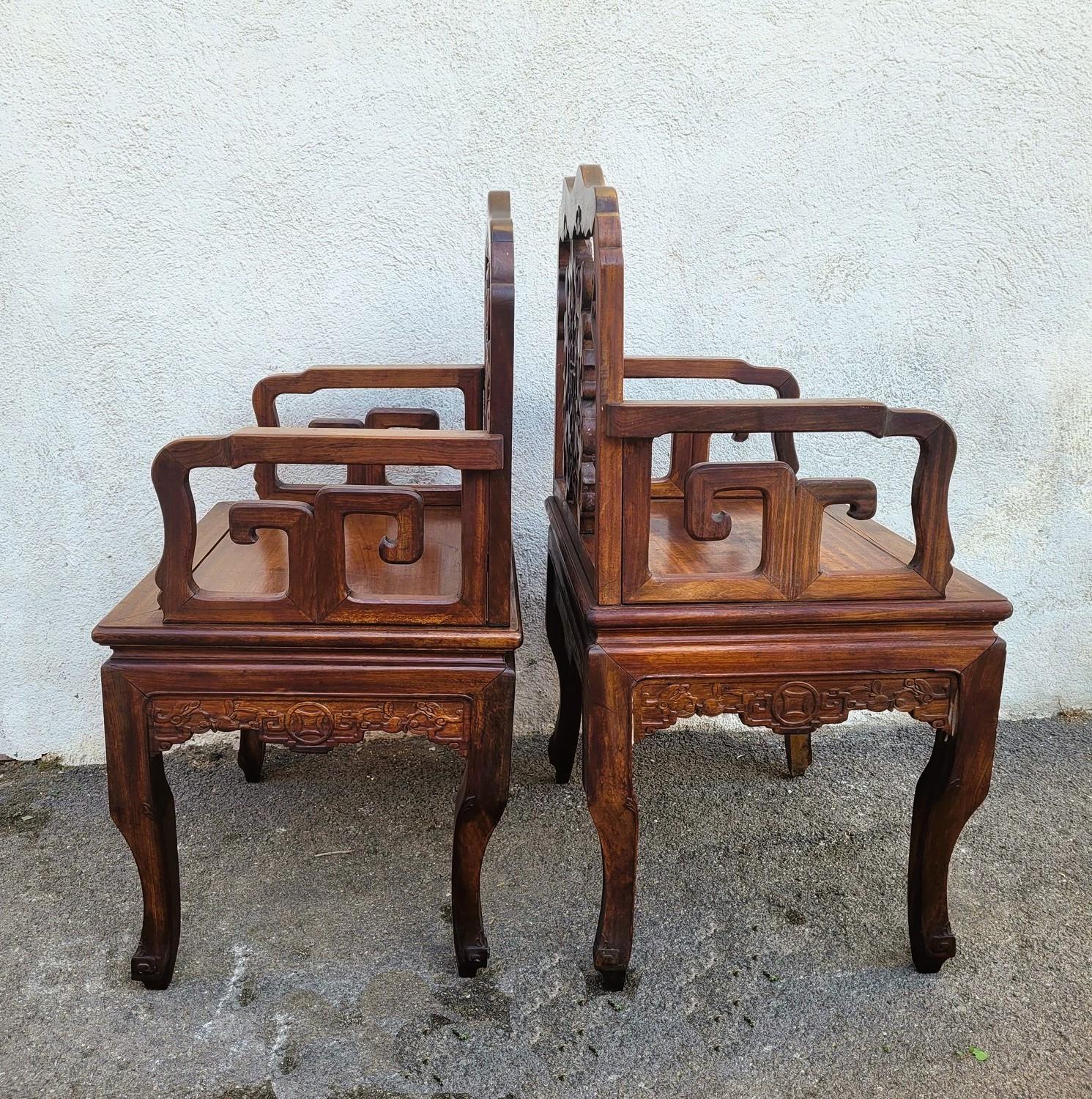 Coppia di poltrone in legno intagliato, Cina, fine XIX-inizio XX secolo in vendita 4