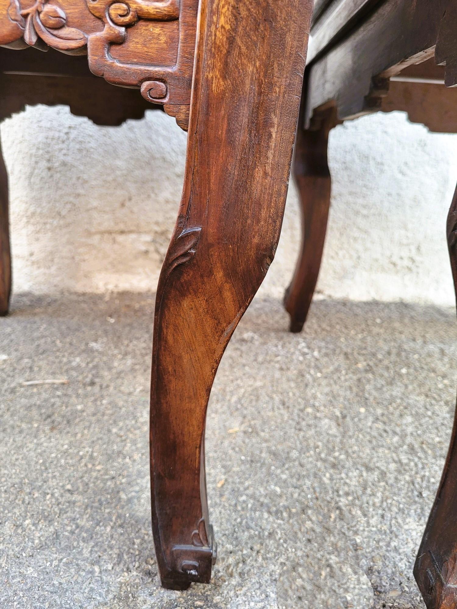 Coppia di poltrone in legno intagliato, Cina, fine XIX-inizio XX secolo in vendita 5