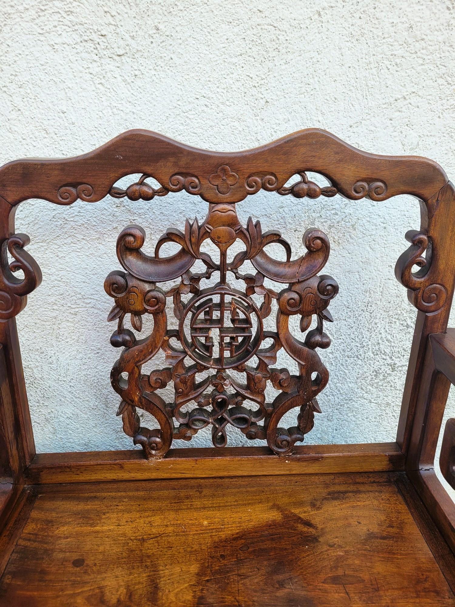 Coppia di poltrone in legno esotico intagliato, con superbo schienale traforato

Alcuni vecchi restauri (gambe, schienali), usura (macchie) e piccole crepe

Opere cinesi della fine del XIX/inizio del XX secolo

Leggera differenza di
