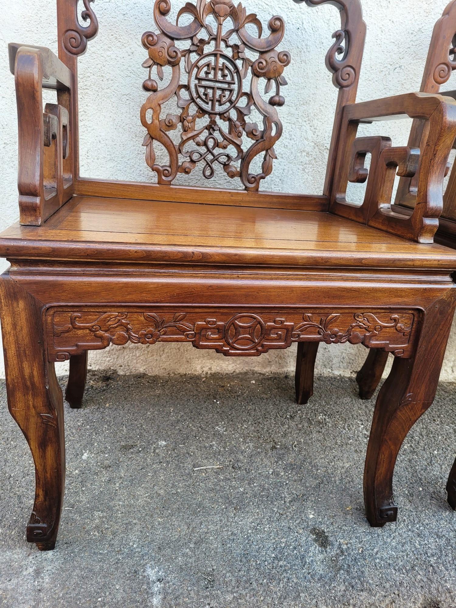 XIX secolo Coppia di poltrone in legno intagliato, Cina, fine XIX-inizio XX secolo in vendita