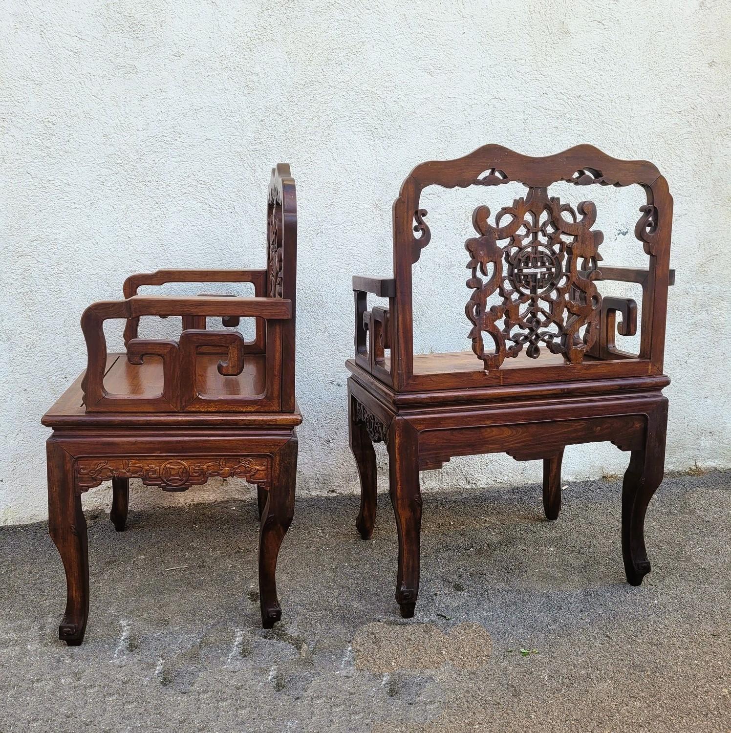 Legno Coppia di poltrone in legno intagliato, Cina, fine XIX-inizio XX secolo in vendita