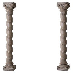 Coppia di colonne in legno intagliato nel gusto dell'antichità, XX secolo.