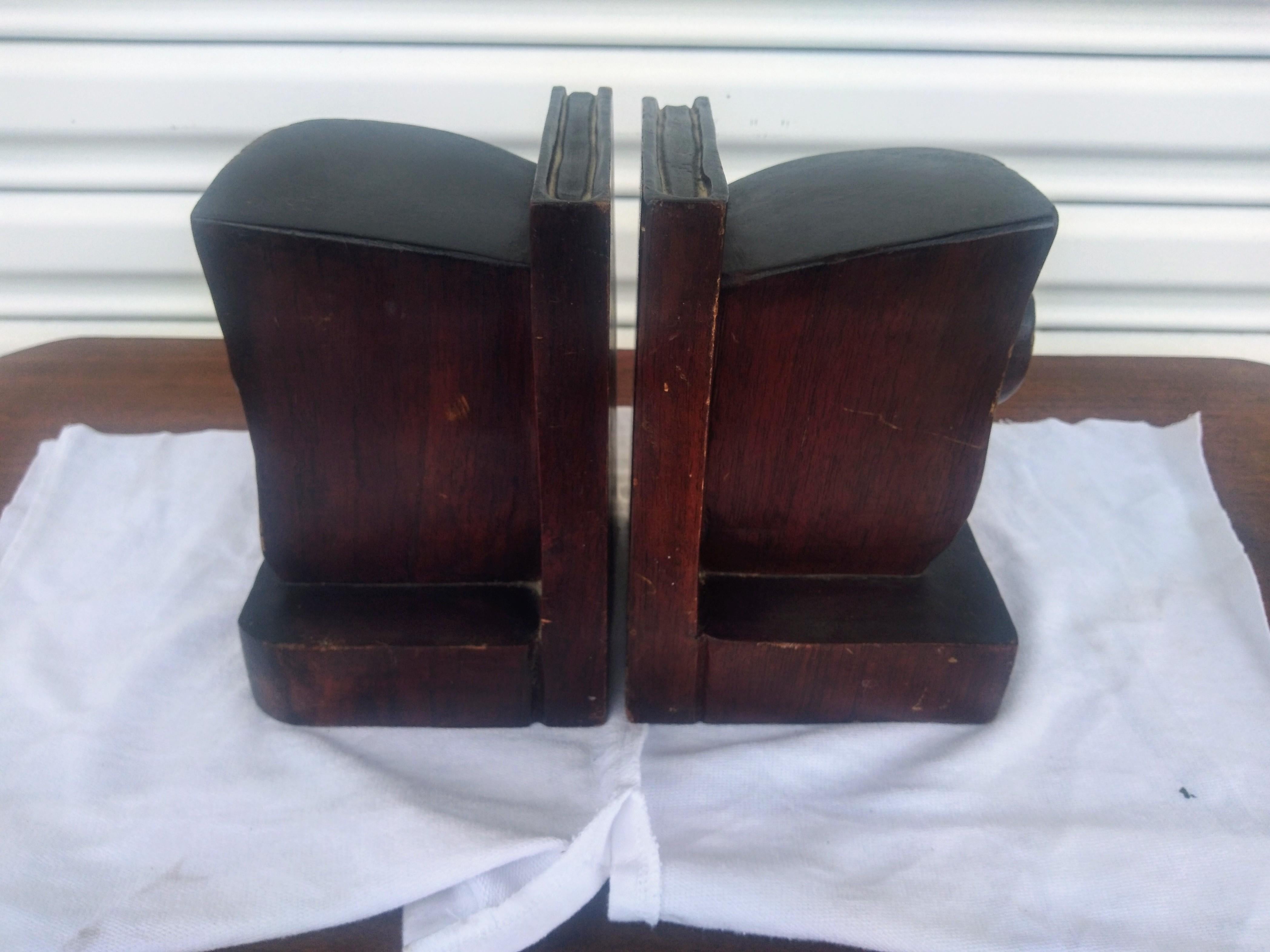 Si tratta di una coppia di reggilibri tra commedia e tragedia. Sono intagliati in legno con dettagli curati.

Ottimo per qualsiasi libreria o scaffale.