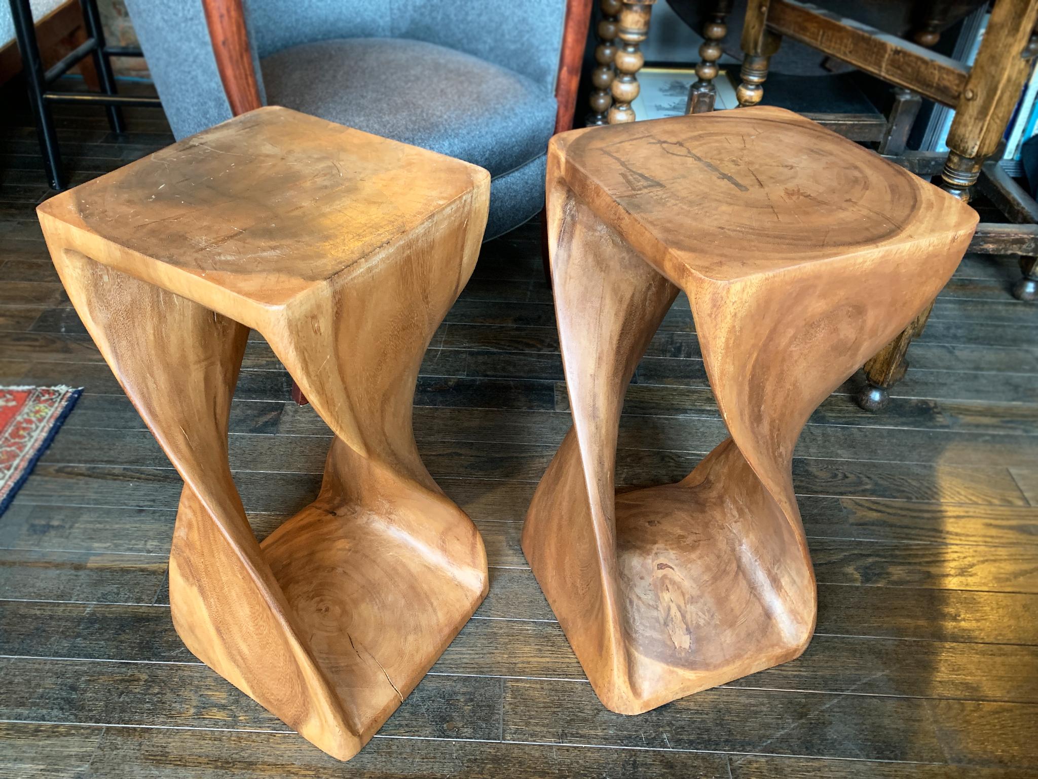 Ces guéridons vintage sont robustes et ont bien vieilli. Ils sont en bois sculpté, d'un ton chaud rouge-brun. Des lignes lisses et des bords arrondis caractérisent leur forme dynamique, qui est une élégante forme d'hélice. Les piédestaux constituent