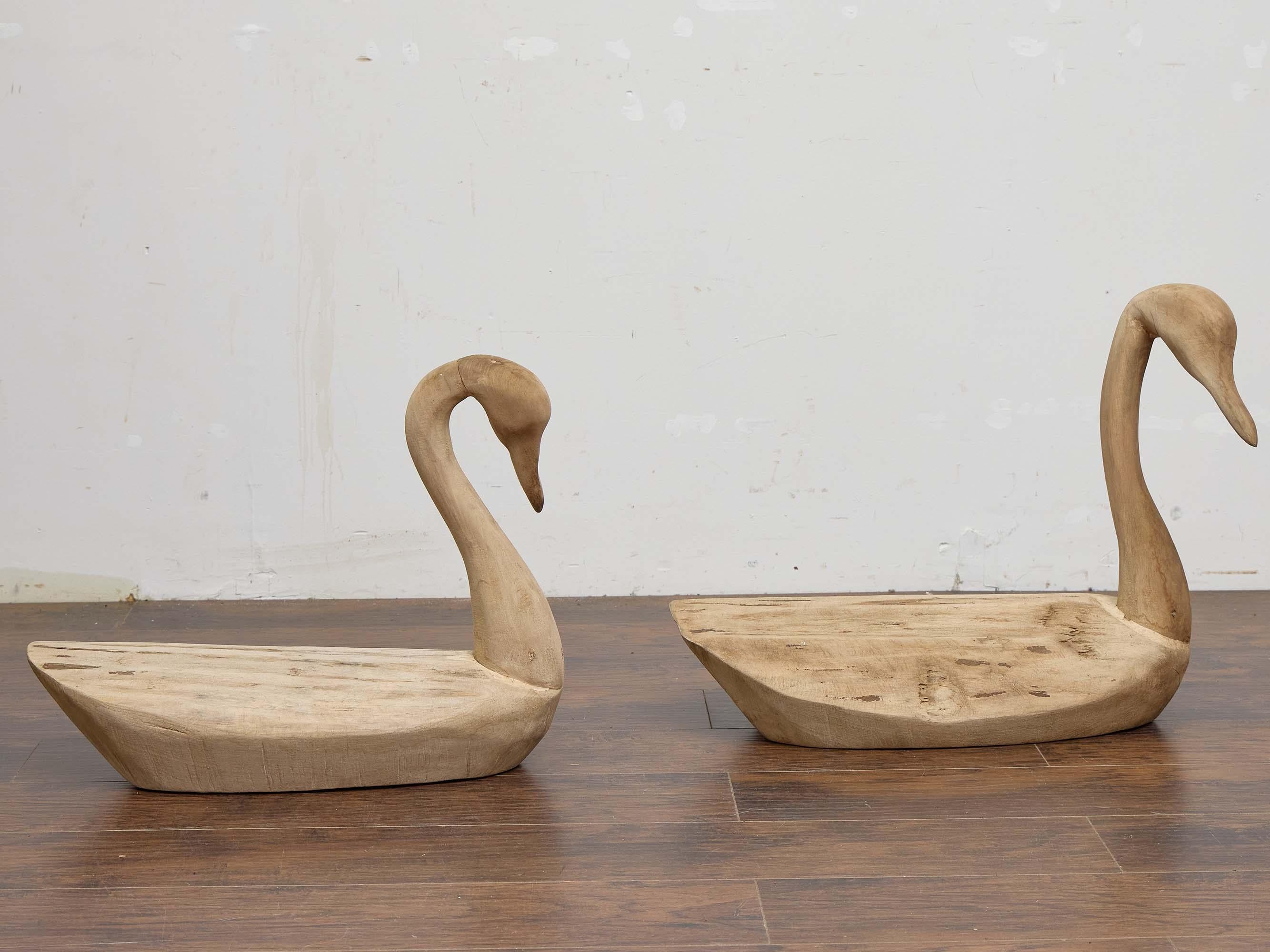 Paar geschnitzte Schwan-Skulpturen aus Holz, Mitte des Jahrhunderts, Amerika (Moderne der Mitte des Jahrhunderts) im Angebot