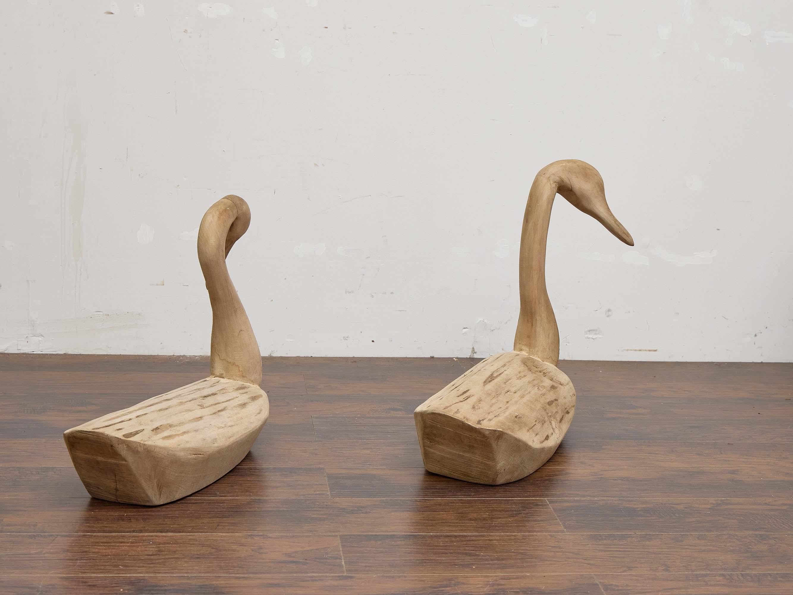 Paar geschnitzte Schwan-Skulpturen aus Holz, Mitte des Jahrhunderts, Amerika (amerikanisch) im Angebot