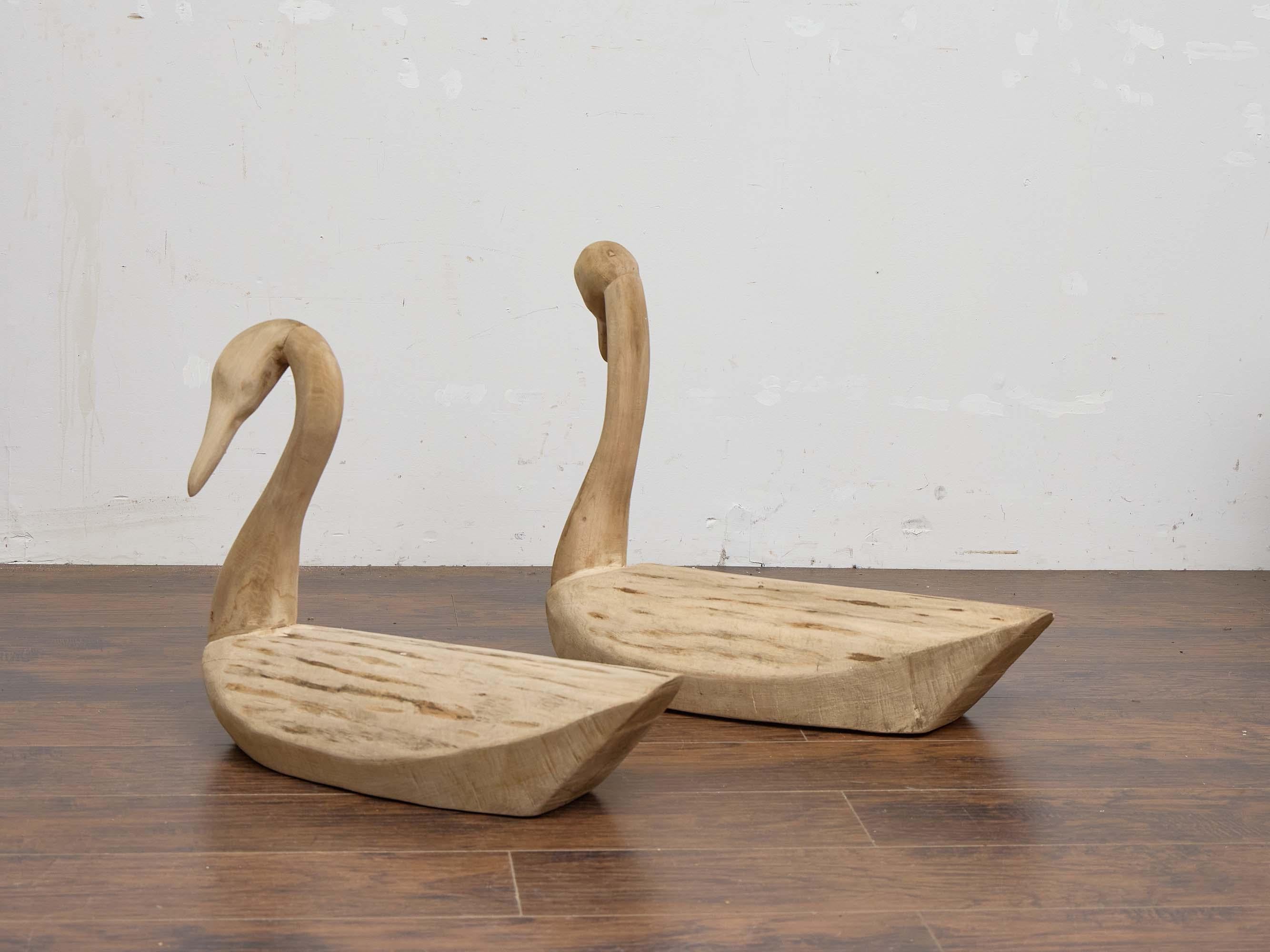 Paar geschnitzte Schwan-Skulpturen aus Holz, Mitte des Jahrhunderts, Amerika (Gebleicht) im Angebot
