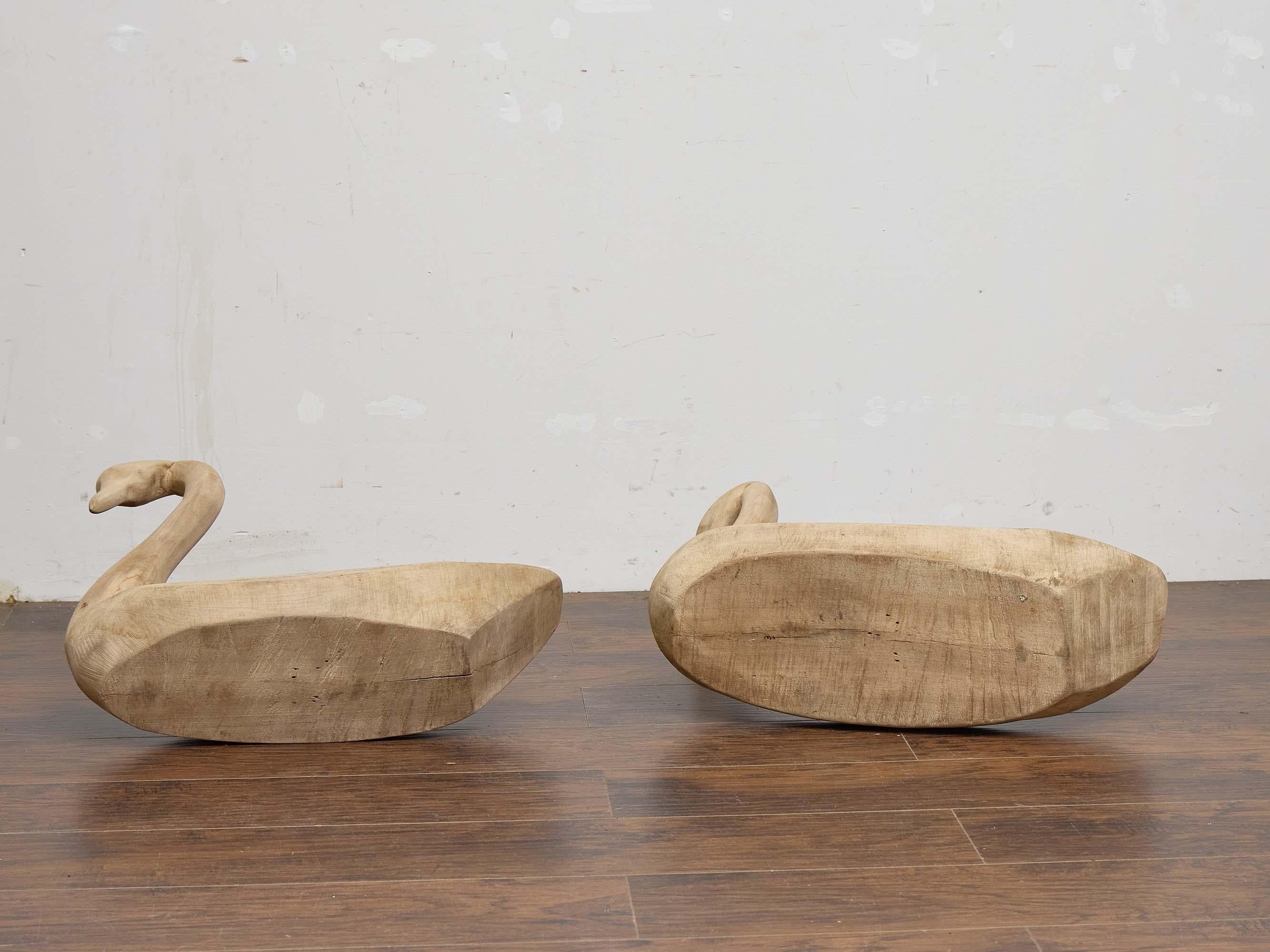Paar geschnitzte Schwan-Skulpturen aus Holz, Mitte des Jahrhunderts, Amerika im Zustand „Gut“ im Angebot in Atlanta, GA