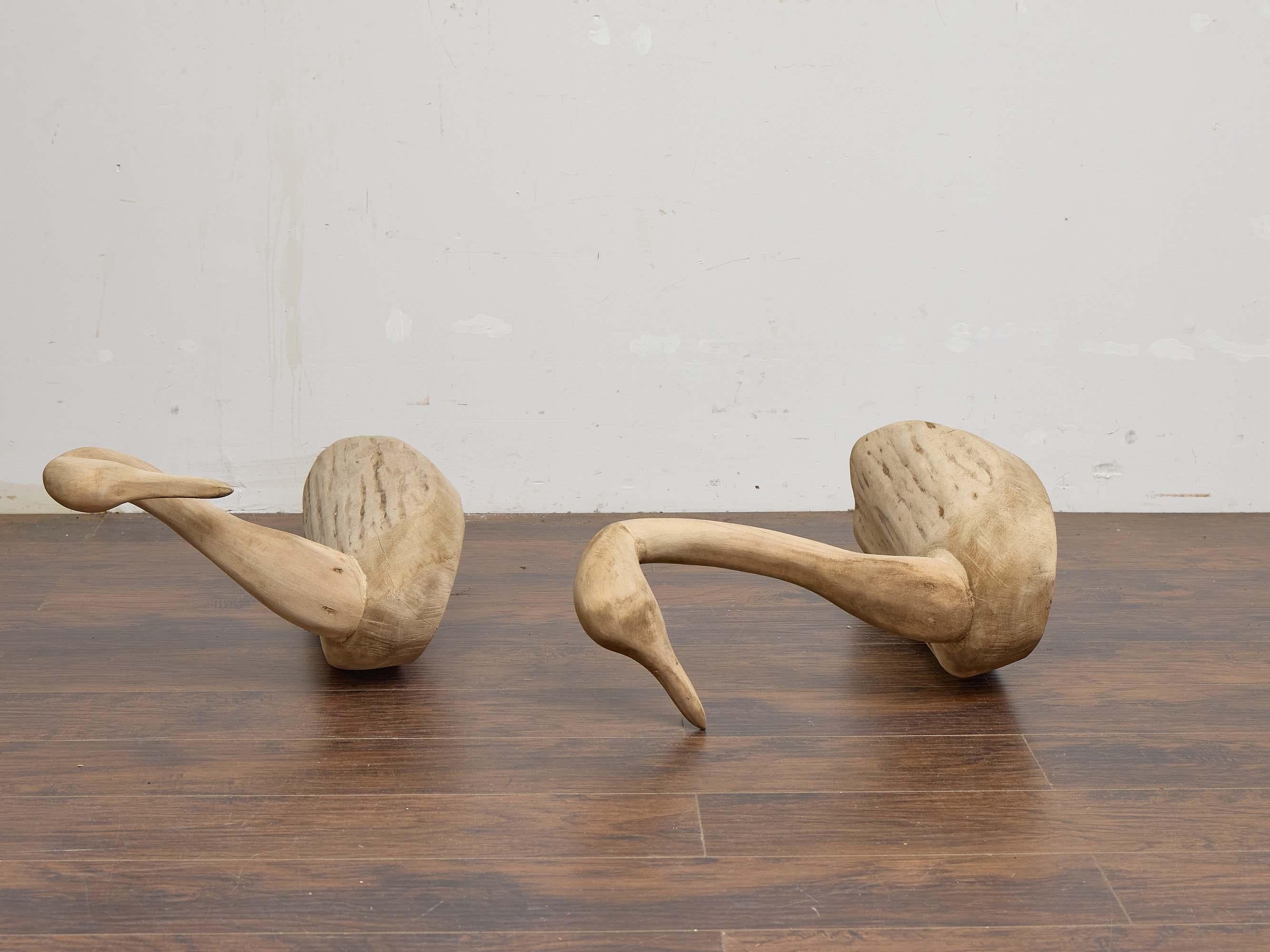 Paar geschnitzte Schwan-Skulpturen aus Holz, Mitte des Jahrhunderts, Amerika (20. Jahrhundert) im Angebot