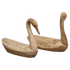 Coppia di sculture di cigno in legno intagliato, metà del secolo scorso, America