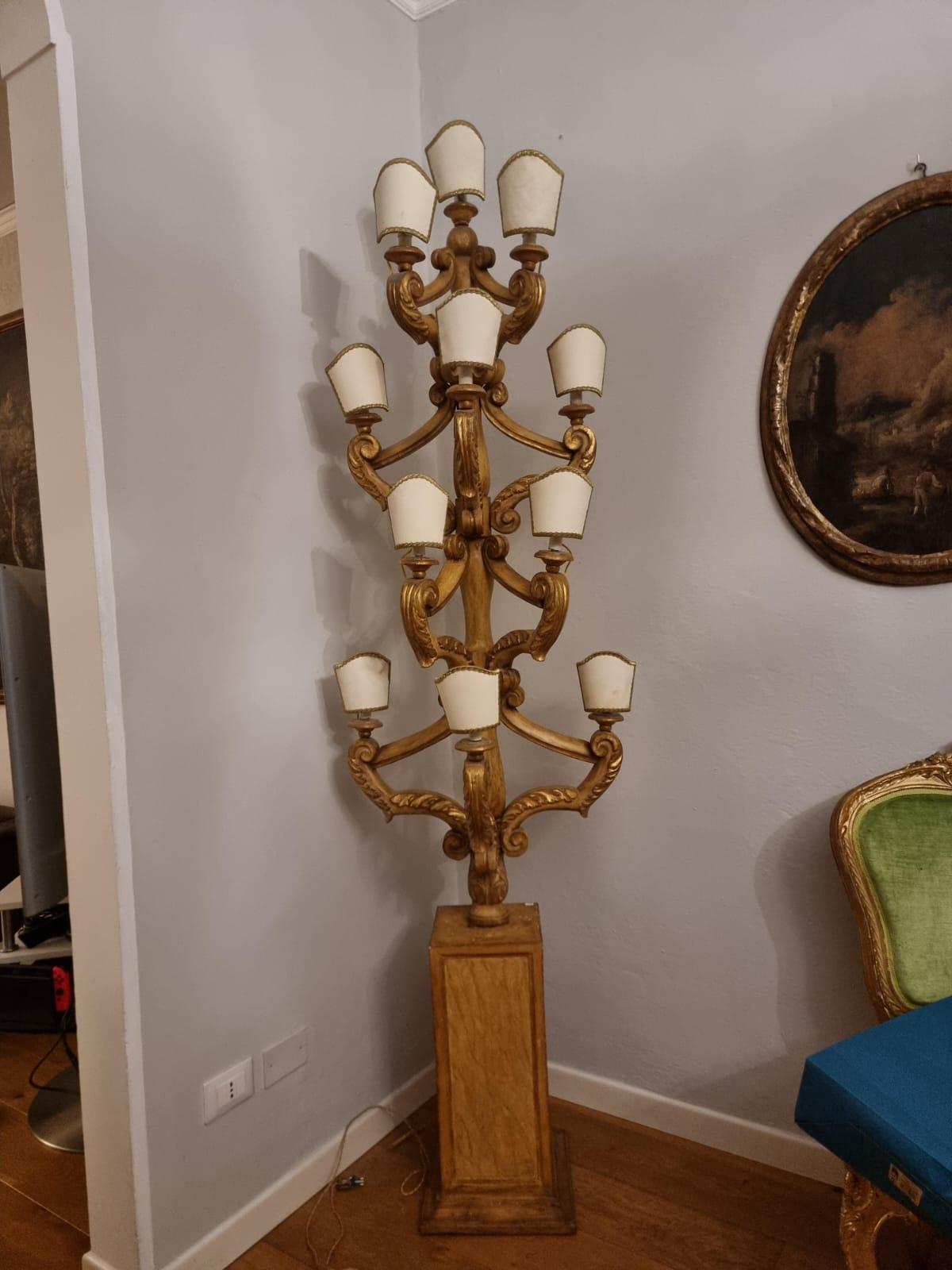 Pair of twelve-light candelabra in carved, lacquered and gilded wood, from central Italy and dating back to the 18th century.

The use of carved wood is common in 18th-century furniture and objets d'art. The carvings allow you to create complex