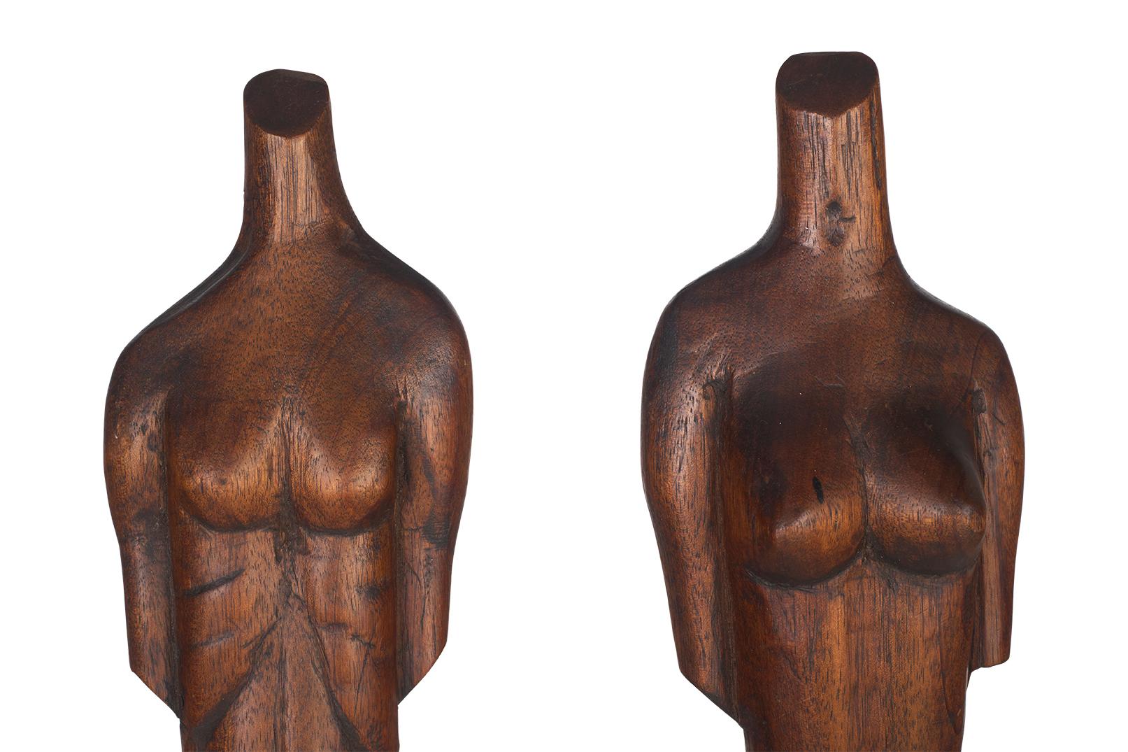 Coppia di busti di legno intagliati di una femmina e di un maschio in vendita 4