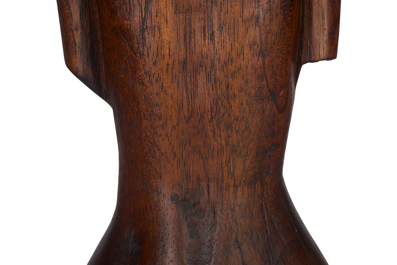 Coppia di busti di legno intagliati di una femmina e di un maschio in vendita 1