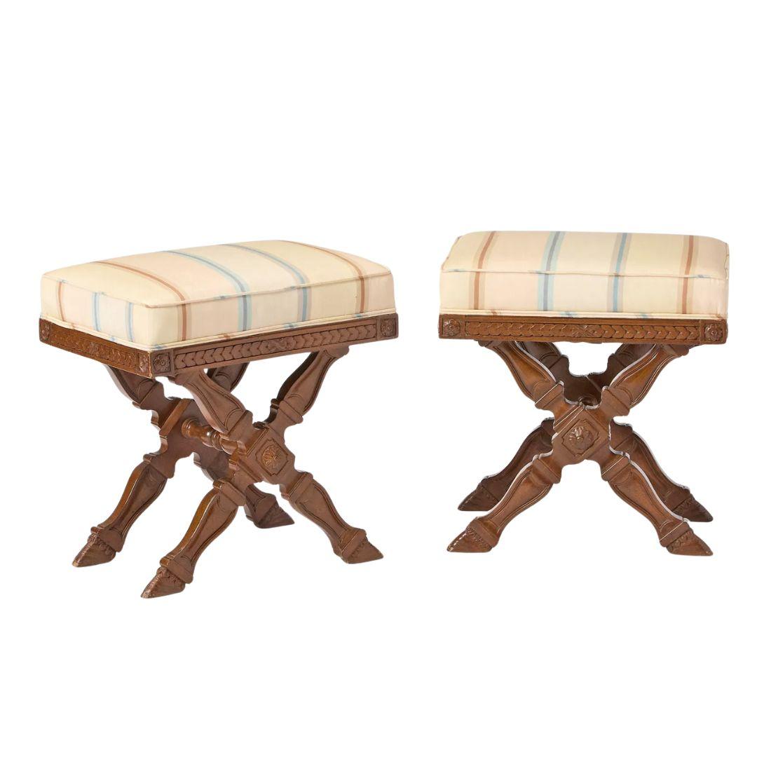 Sculpté Paire de bancs sculptés en X avec coussins en vente