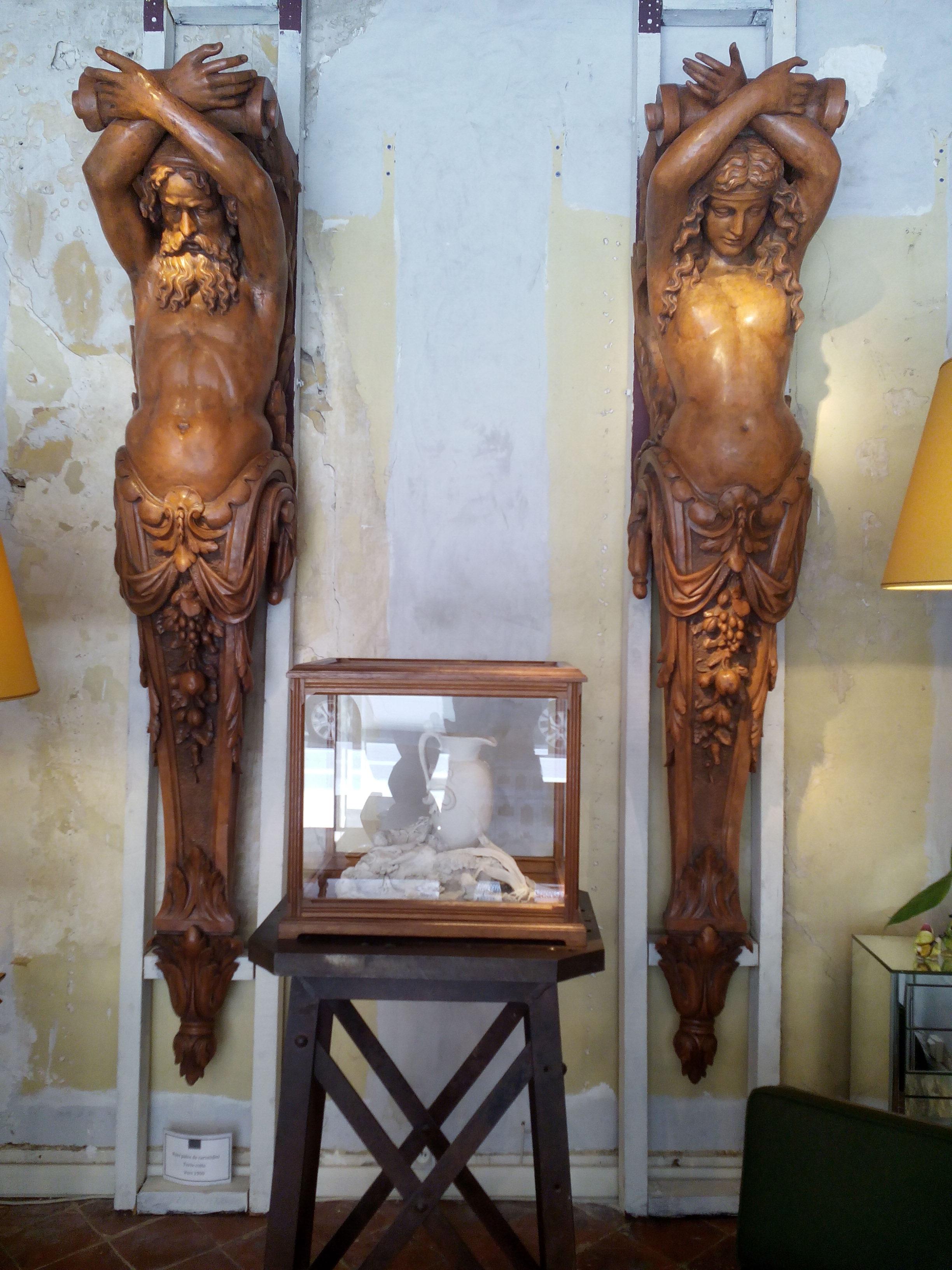 This couple of a man and a woman is exceptional both by its size and by the material used: the pieces are not made of wood but of terracotta.

These sculptures alone are emblematic of a time, the end of the 19th century and the beginning of the