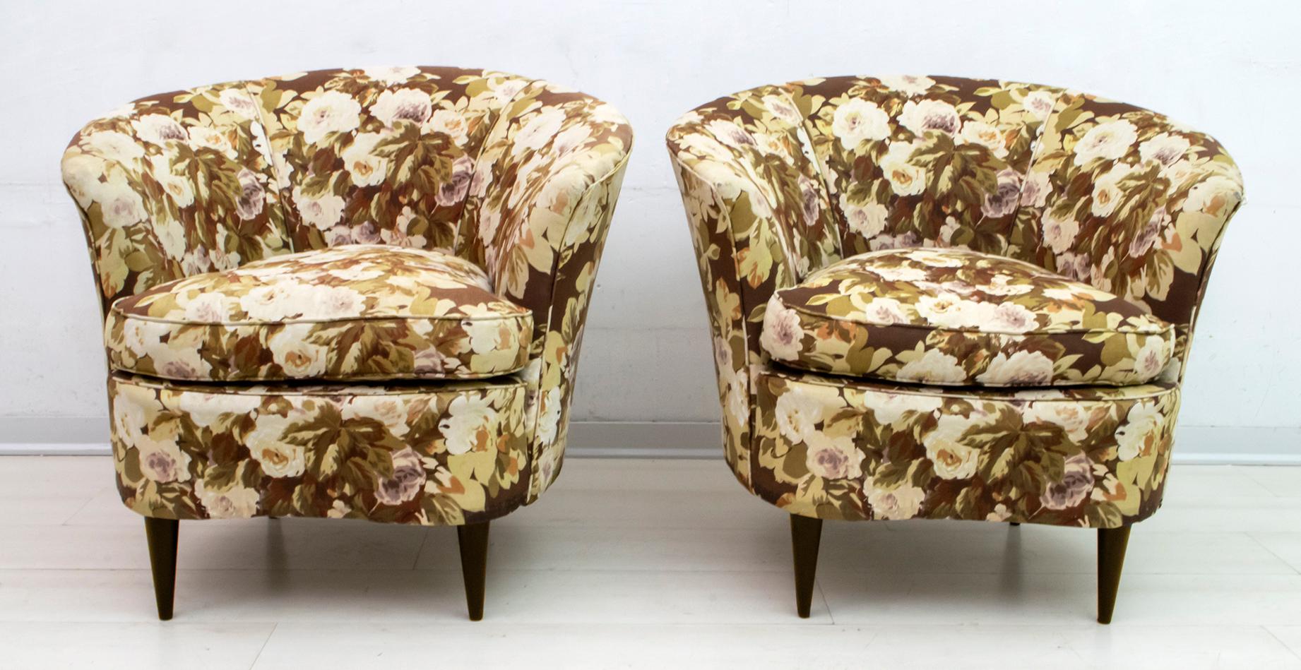 Pair of armchairs produced by Casa e Giardino in the style of Gio Ponti, the upholstery needs to be redone, while the structure is sturdy and solid.

  