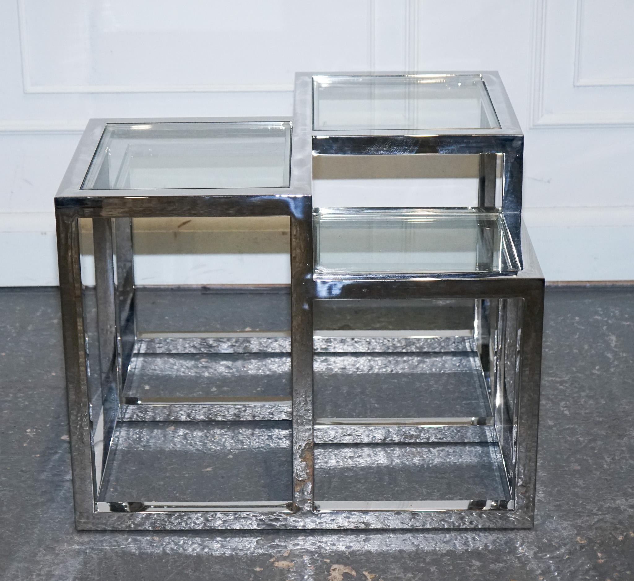 
Wir freuen uns, dieses Paar Casa Padrino Luxury Glass And Polished Stainless Steel Side Tables zum Verkauf anbieten zu können 

Entdecken Sie einzigartige Schätze aus einem luxuriösen Cobham Showroom Mansion!

Entdecken Sie unser sorgfältig