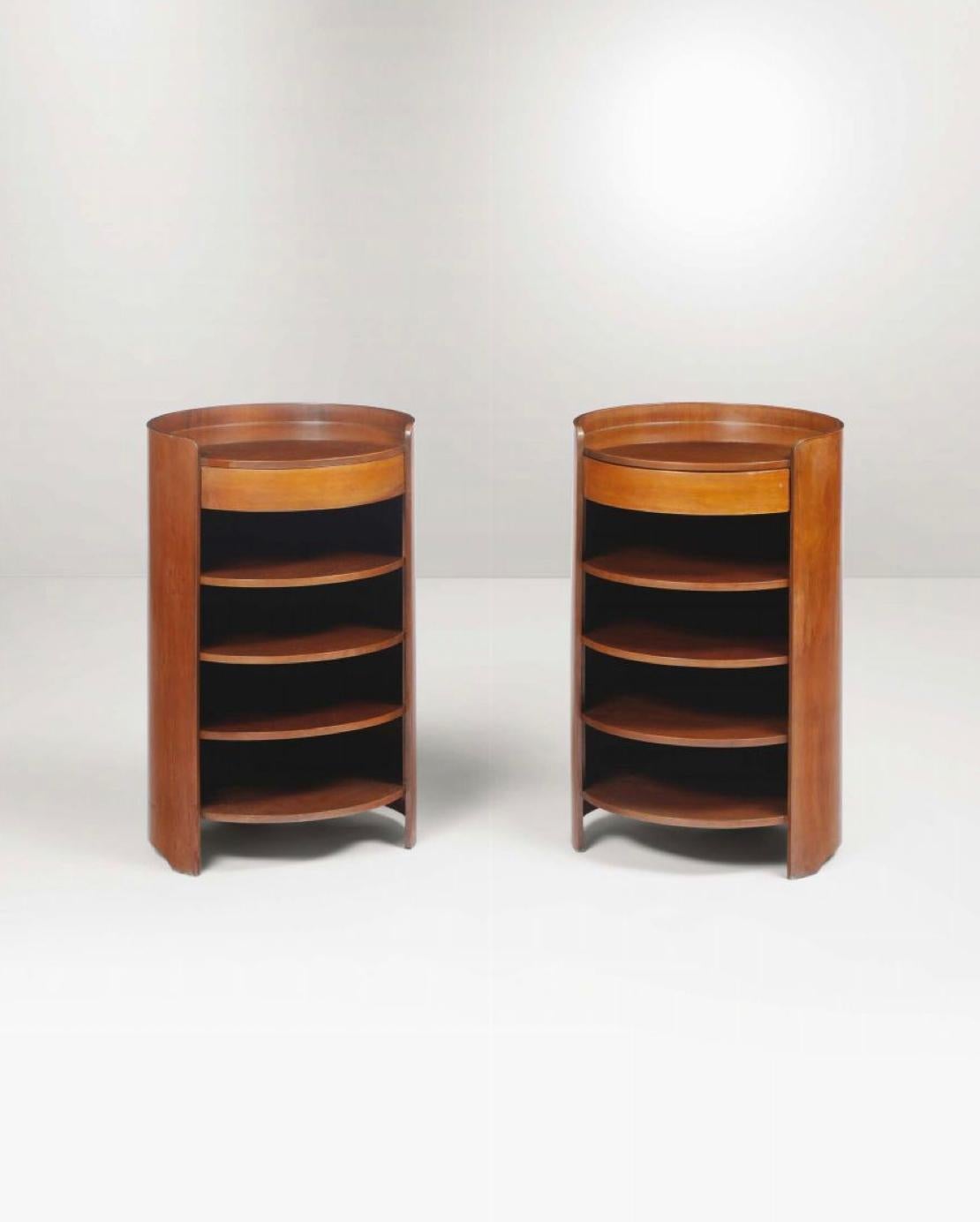 Raro par de mesillas de noche de madera de nogal (modelo MB1), diseñadas por el arquitecto italiano Luigi Caccia Dominioni para la empresa Azucena. 
Como otras obras del célebre autor, estas mesillas de noche destacan por el refinamiento absoluto