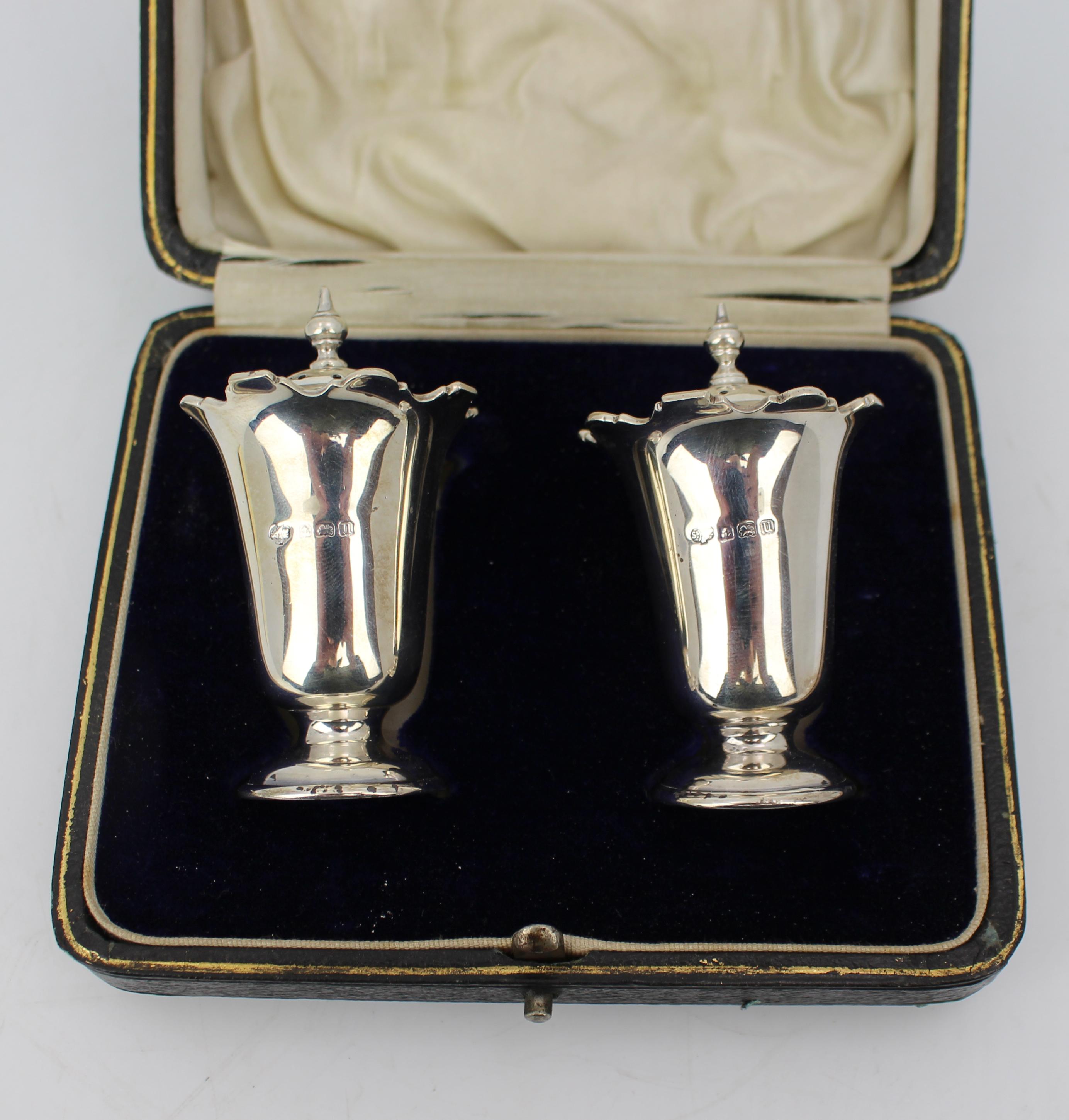 Antique Pair of English Sterling Silver Pepperettes – Deakin & Francis, 1919

A charming pair of sterling silver pepper shakers by Deakin & Francis Ltd, hallmarked for Birmingham, 1919. These elegant pepperettes are of flared vase form with