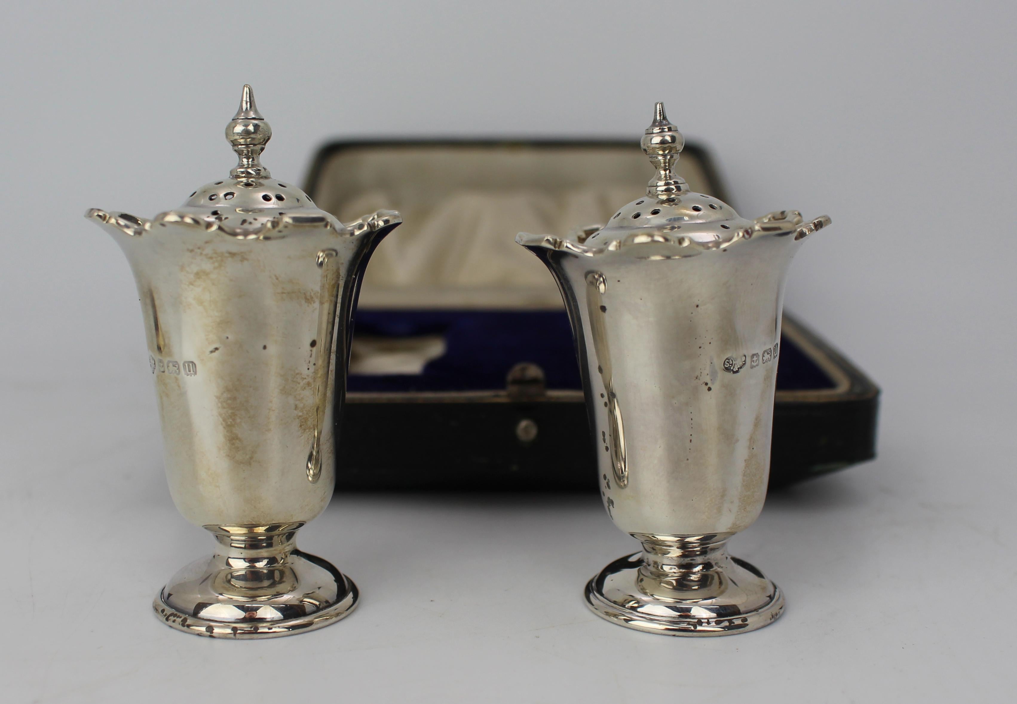 Pair of Cased Antique Sterling Silver Pepperettes – Birmingham 1919 In Good Condition For Sale In Worcester, GB