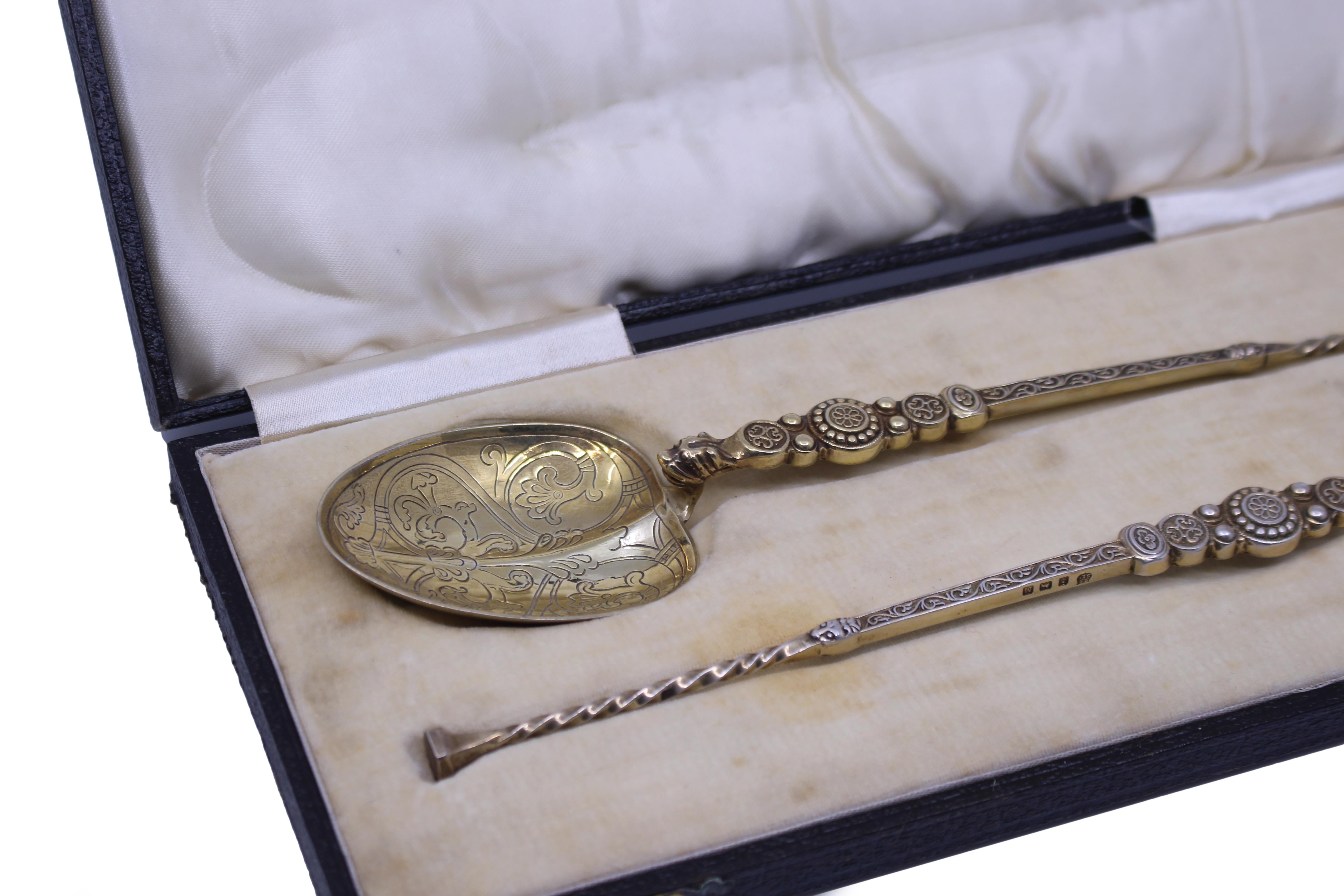 Pair of Cased Silver Gilt Anointing Spoons Birmingham, 1936 In Good Condition For Sale In Worcester, GB