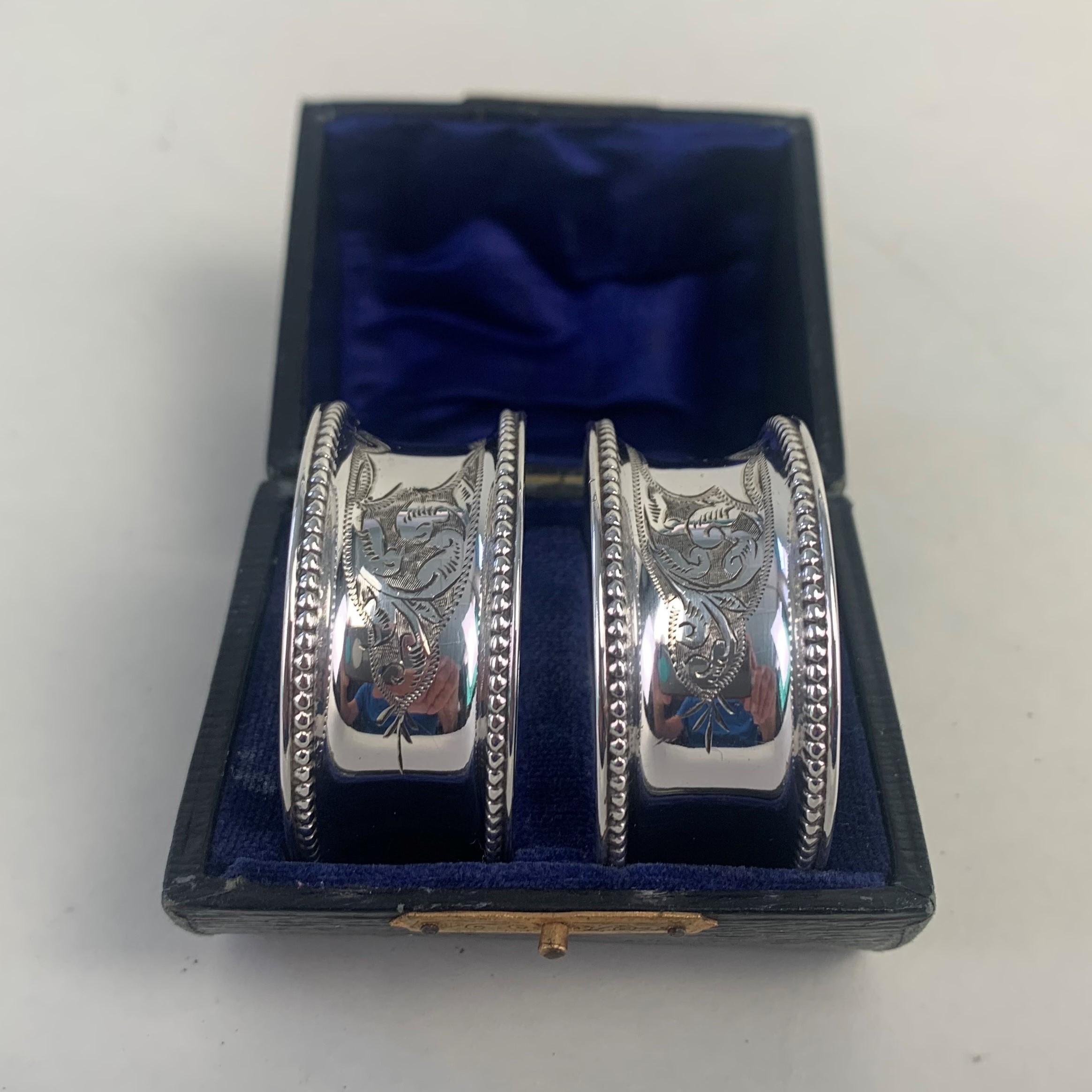 A good pair of cased silver napkin rings in their original case. Hallmarked Birmingham 1921 by C.T. Burrows. In good condition including case.