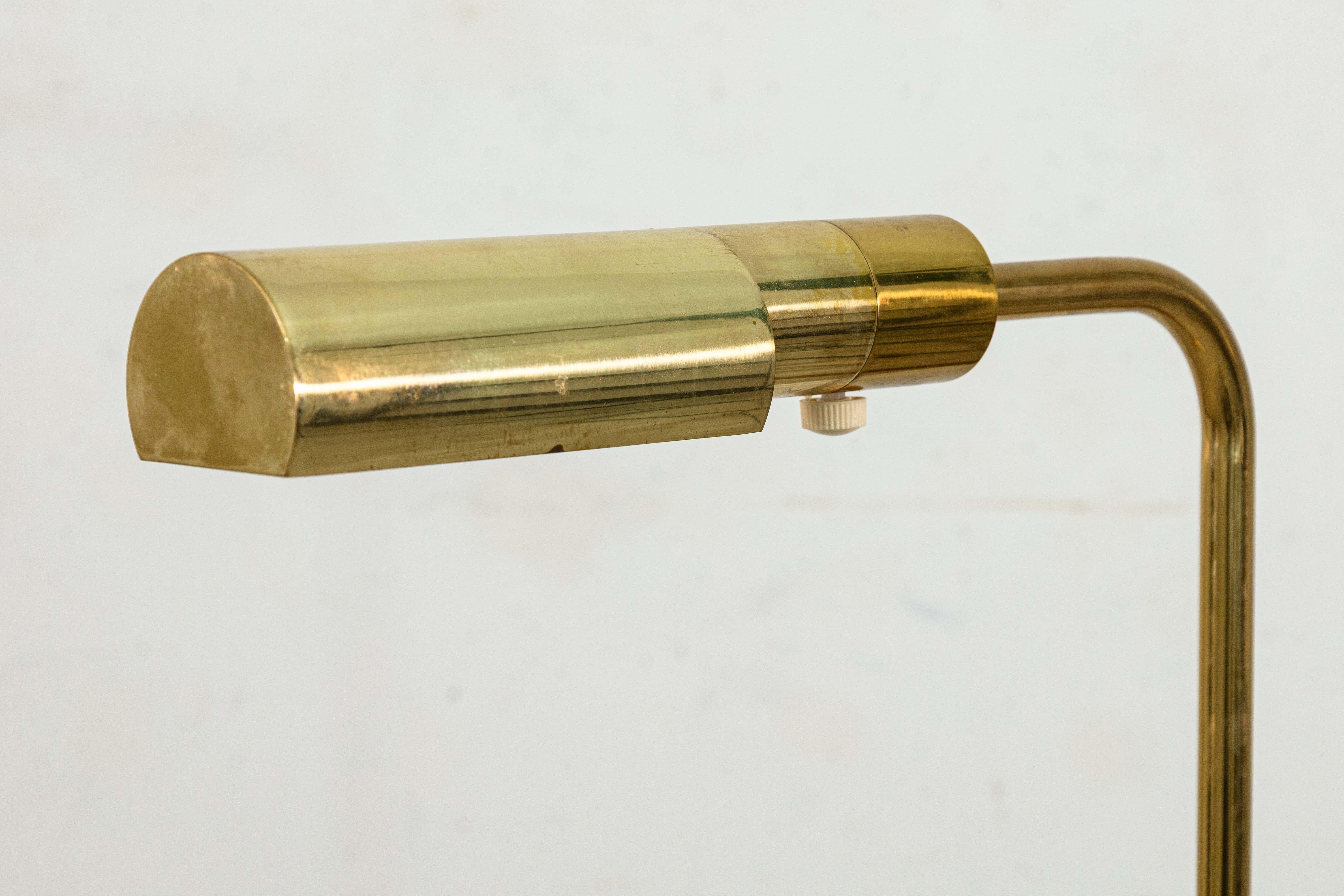 Coppia di lampade da terra snodabili in ottone di Casella. Una classica coppia di lampade da terra moderne della metà del secolo. Queste lampade d'accento sono realizzate in ottone lucido. Ogni lampada ha una testa rettangolare con una parte