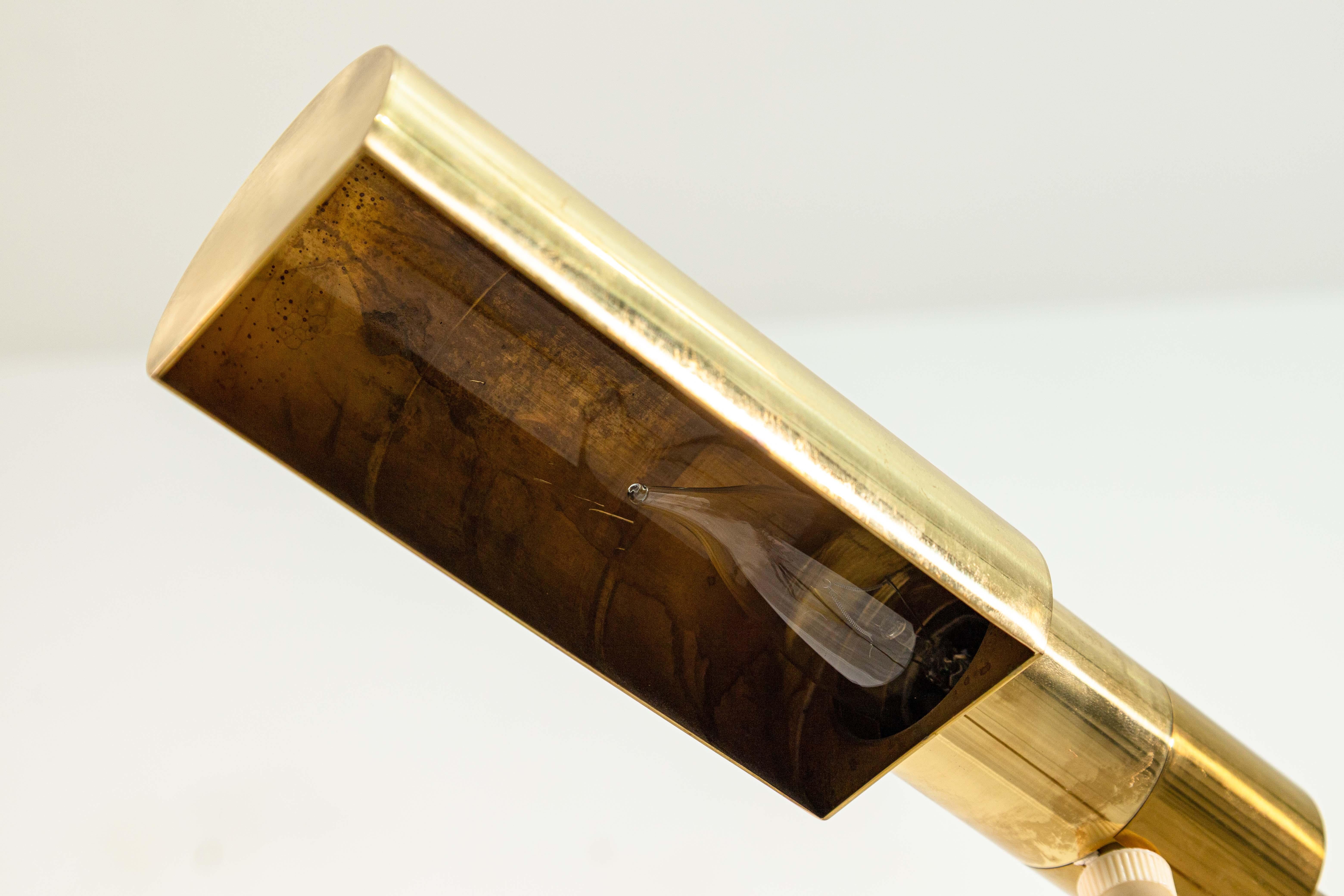 Mid-Century moderno Coppia di lampade da terra articolate in ottone lucido di Casella, stile metà del secolo scorso.