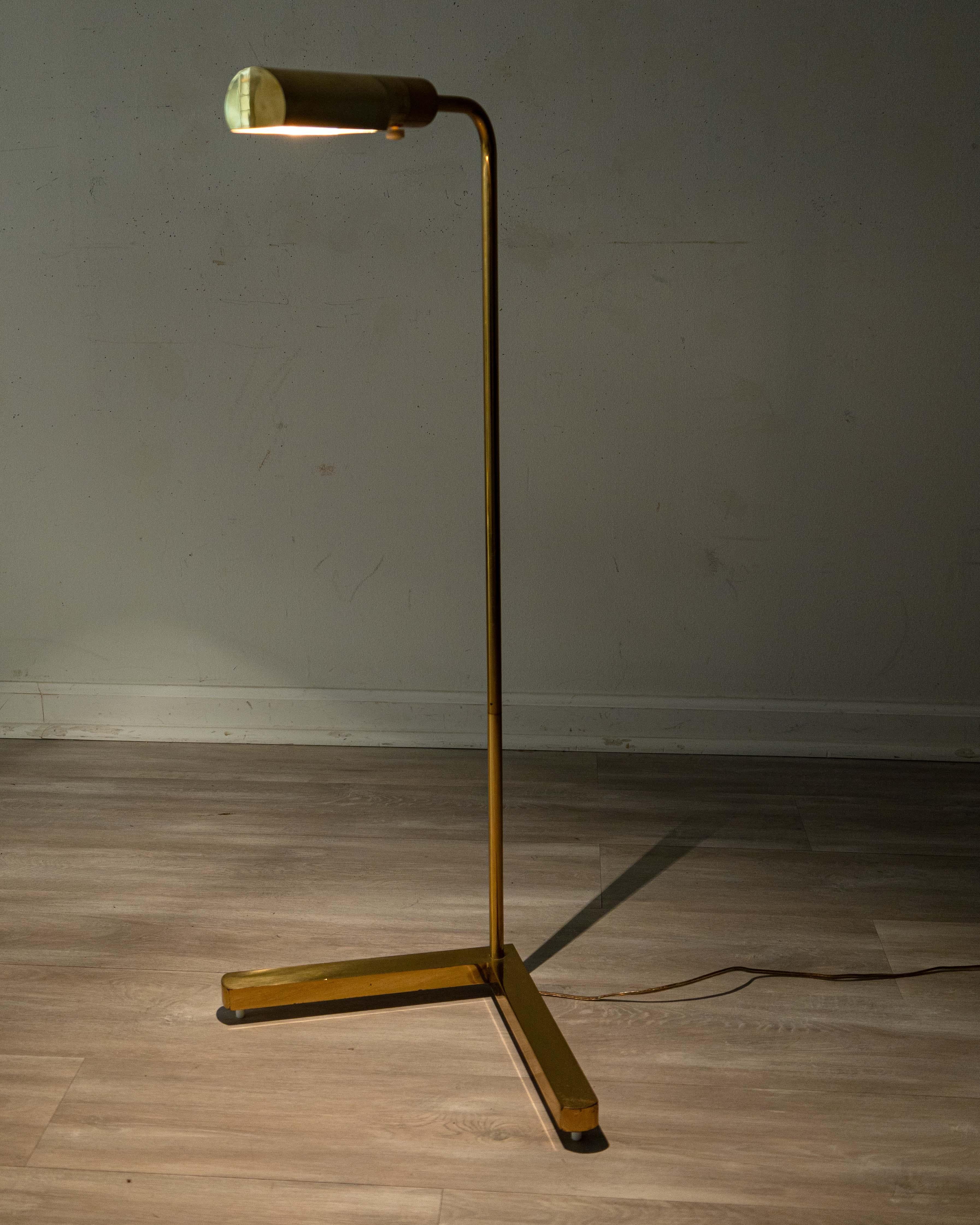 XX secolo Coppia di lampade da terra articolate in ottone lucido di Casella, stile metà del secolo scorso.