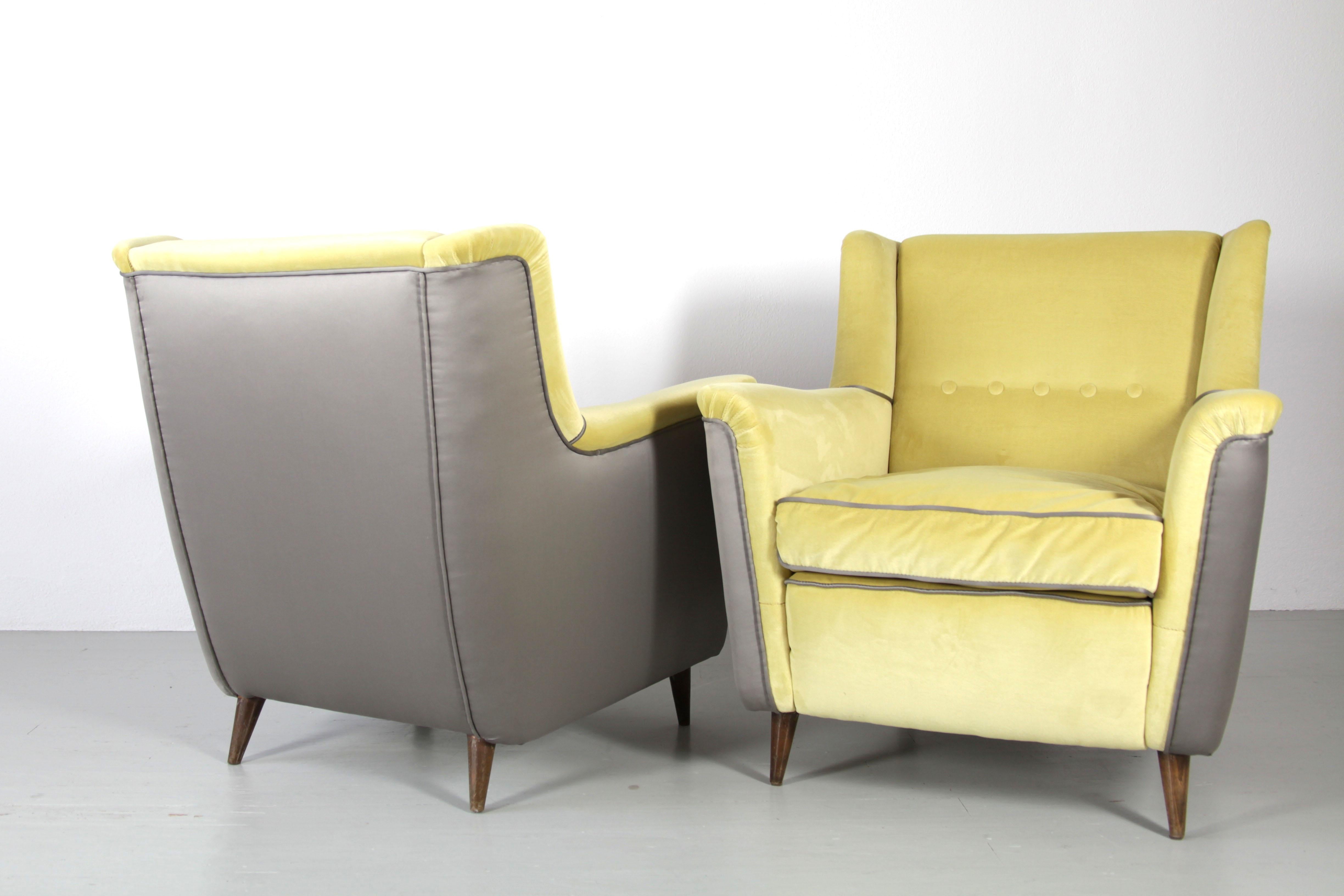 Cet ensemble de deux fauteuils 