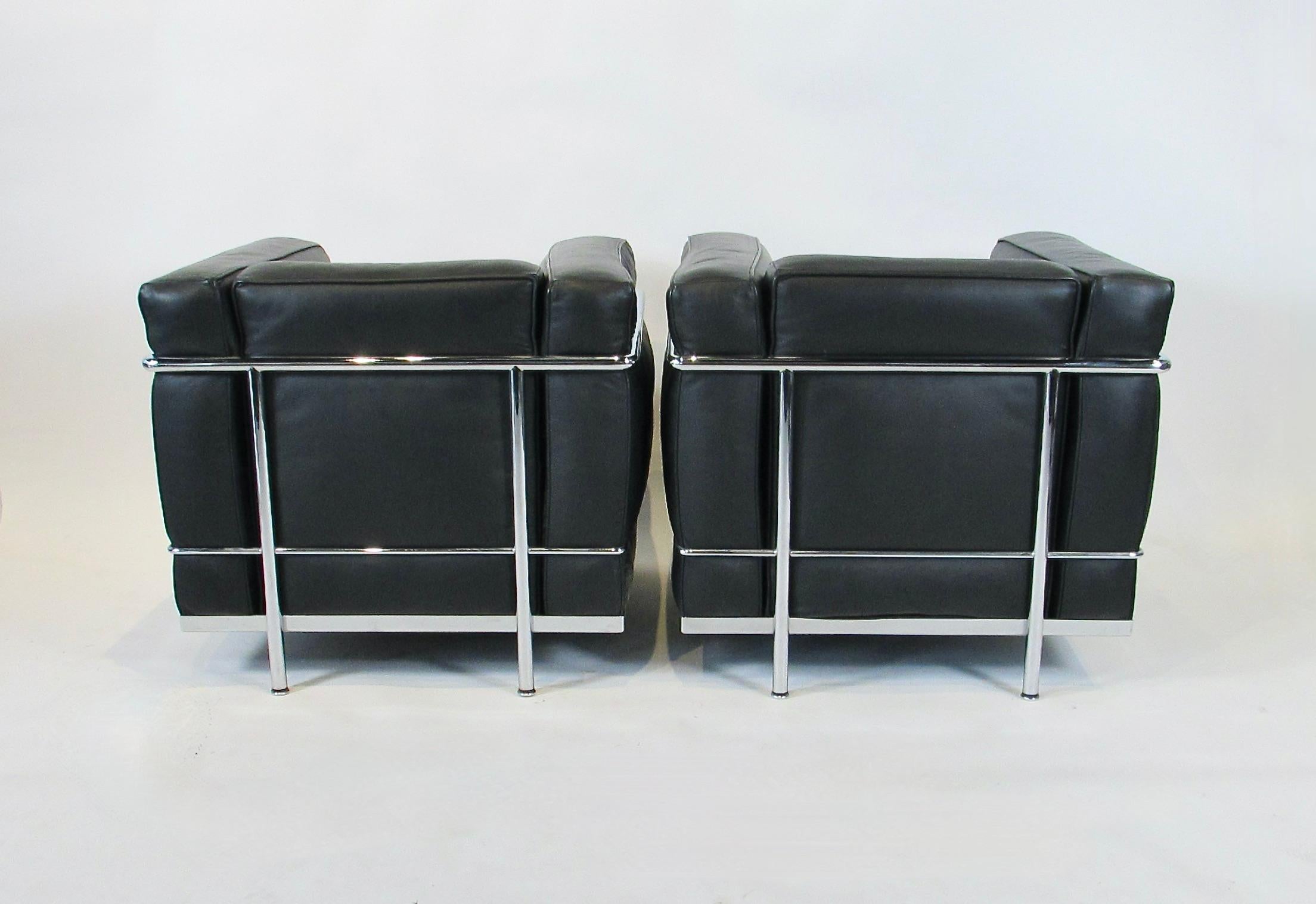 Paire de fauteuils de salon Le Corbusier LC2 en cuir noir et chrome, sous licence Cassina en vente 2