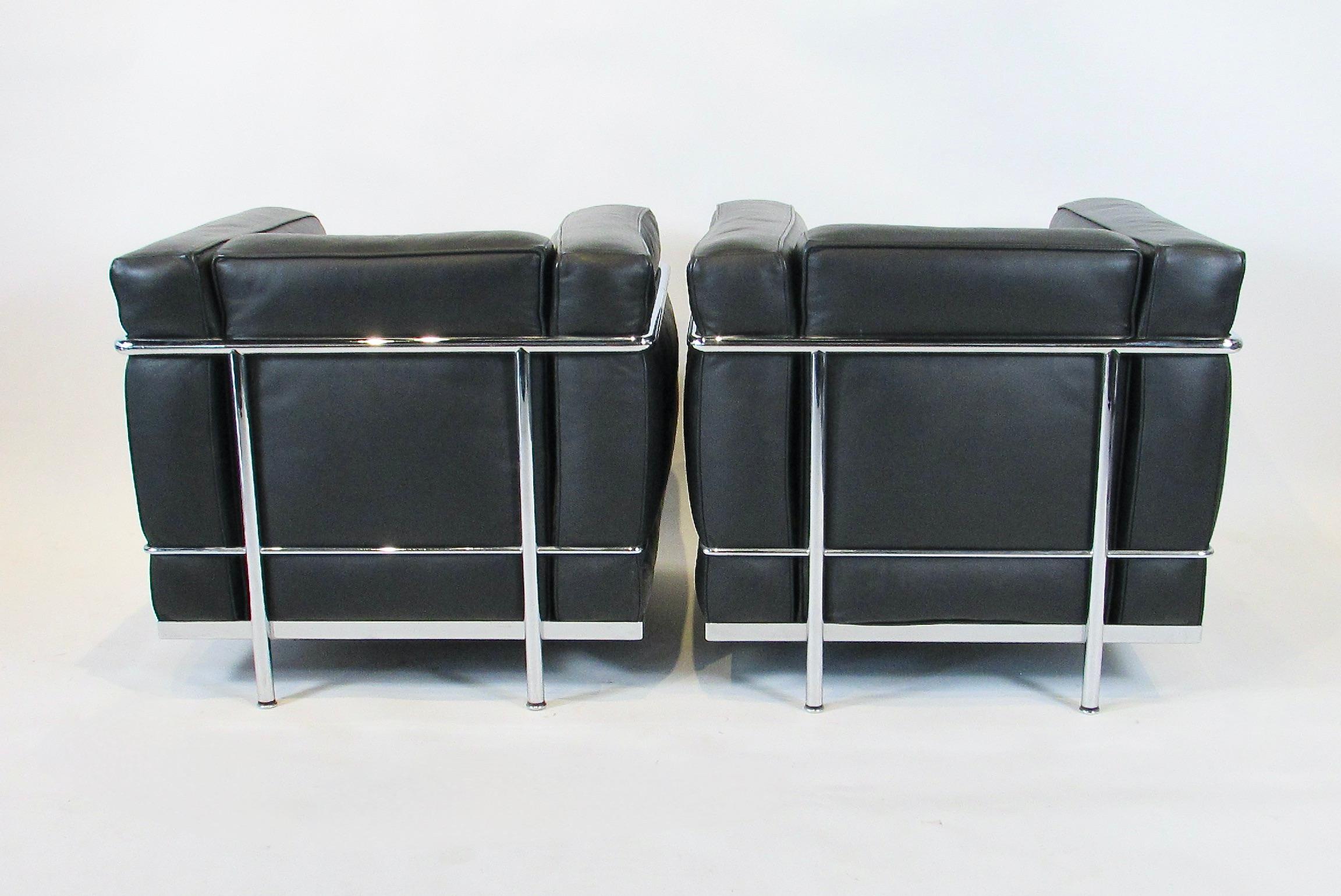 Paire de fauteuils de salon Le Corbusier LC2 en cuir noir et chrome, sous licence Cassina en vente 3