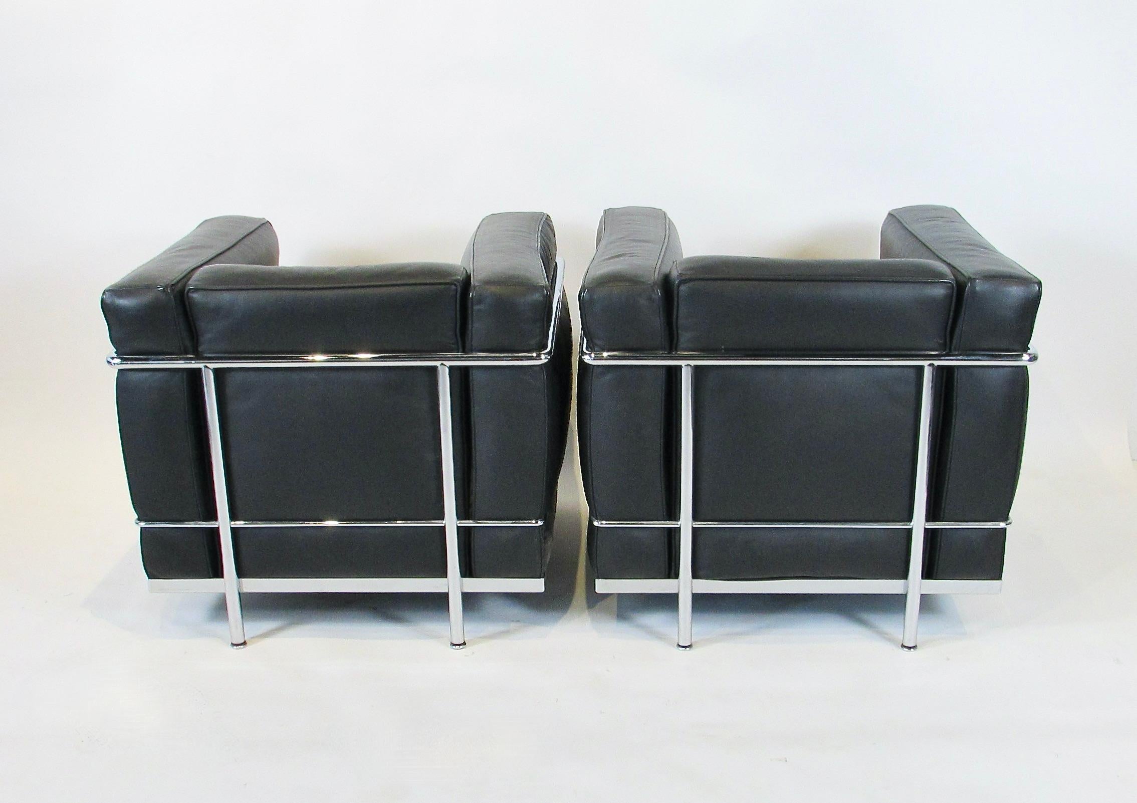 Paire de fauteuils de salon Le Corbusier LC2 en cuir noir et chrome, sous licence Cassina en vente 4