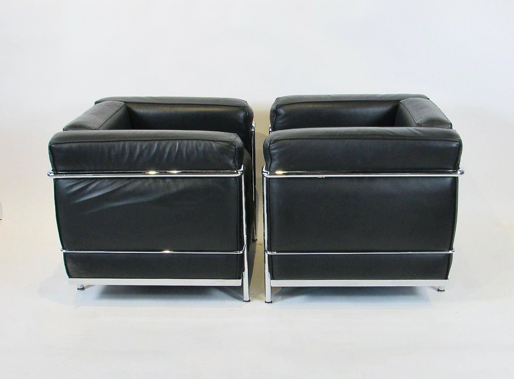 Paire de fauteuils de salon Le Corbusier LC2 en cuir noir et chrome, sous licence Cassina en vente 5