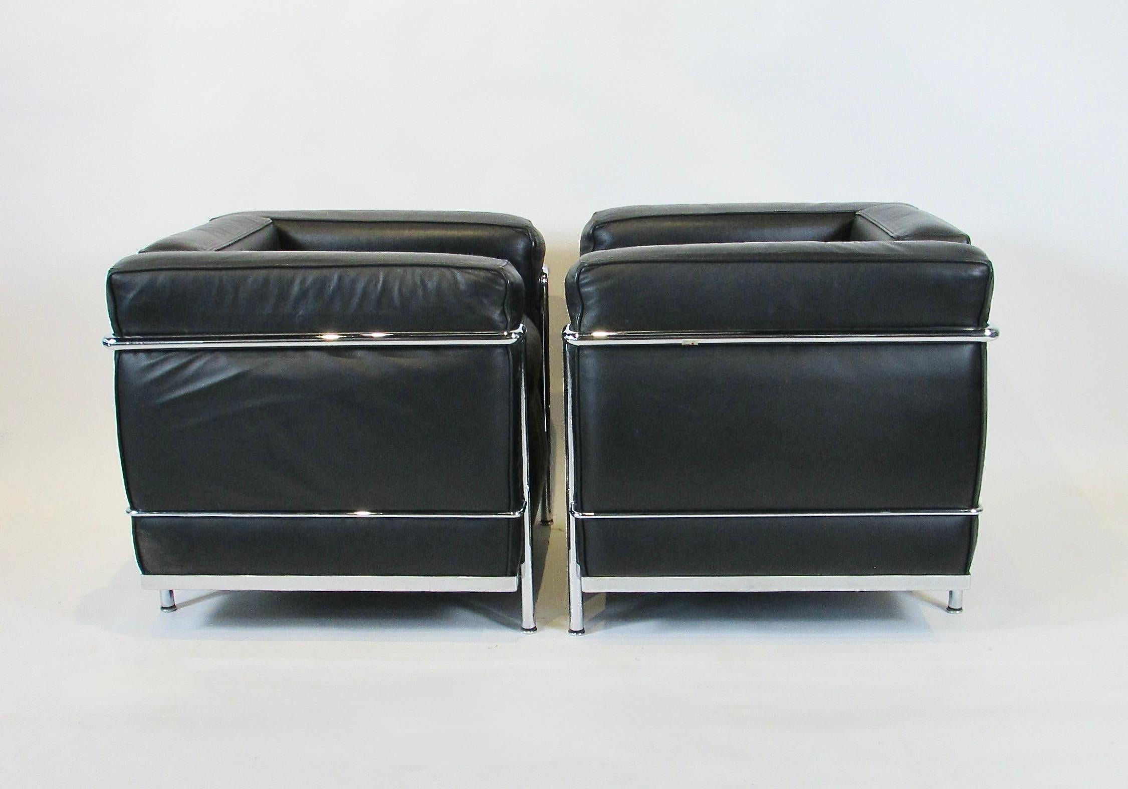 Paire de fauteuils de salon Le Corbusier LC2 en cuir noir et chrome, sous licence Cassina en vente 6