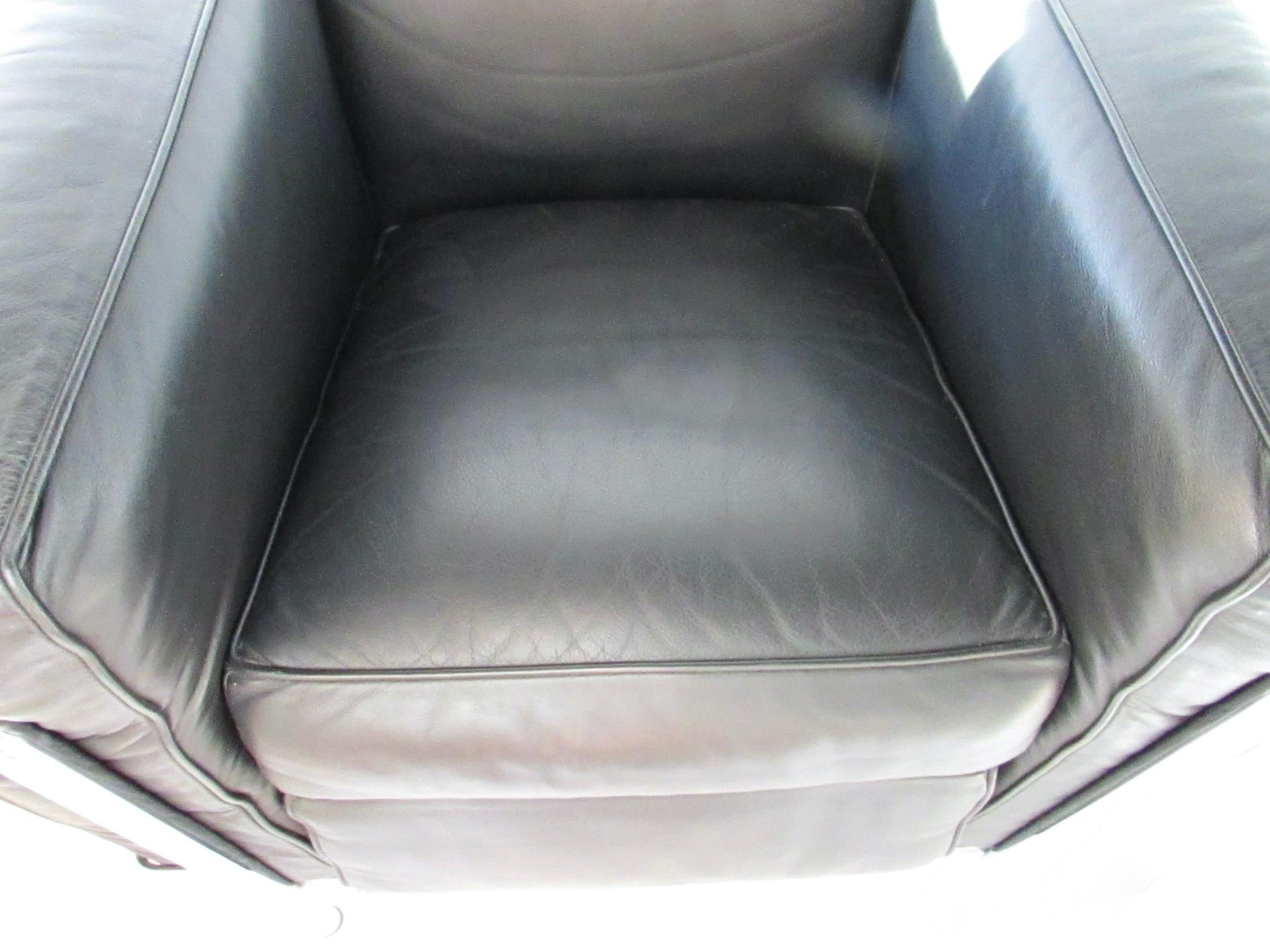 Paar Cassina lizenziert Le Corbusier LC2 schwarzes Leder in Chrom Lounge Stühle im Angebot 8