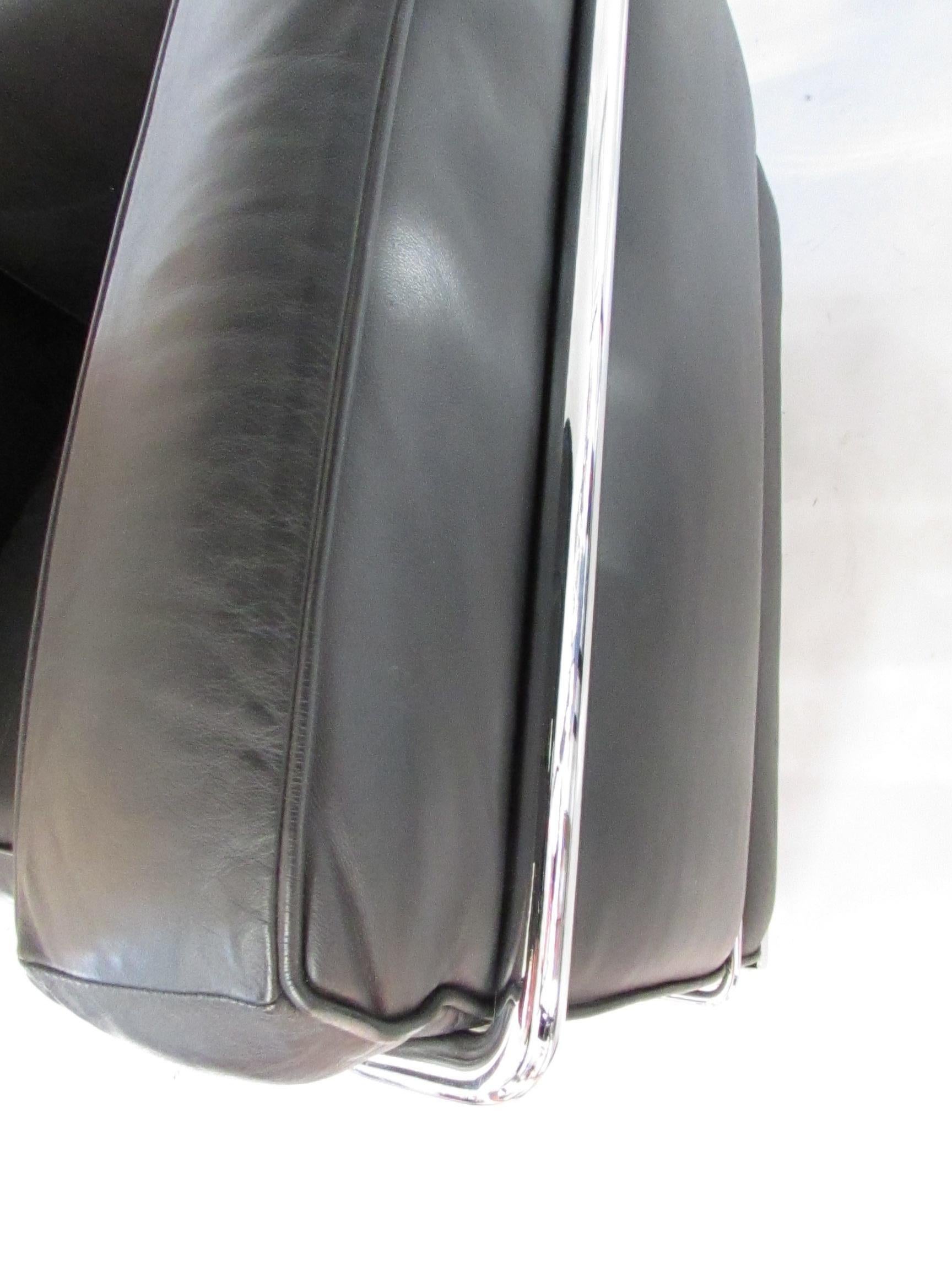 Paar Cassina lizenziert Le Corbusier LC2 schwarzes Leder in Chrom Lounge Stühle im Angebot 9