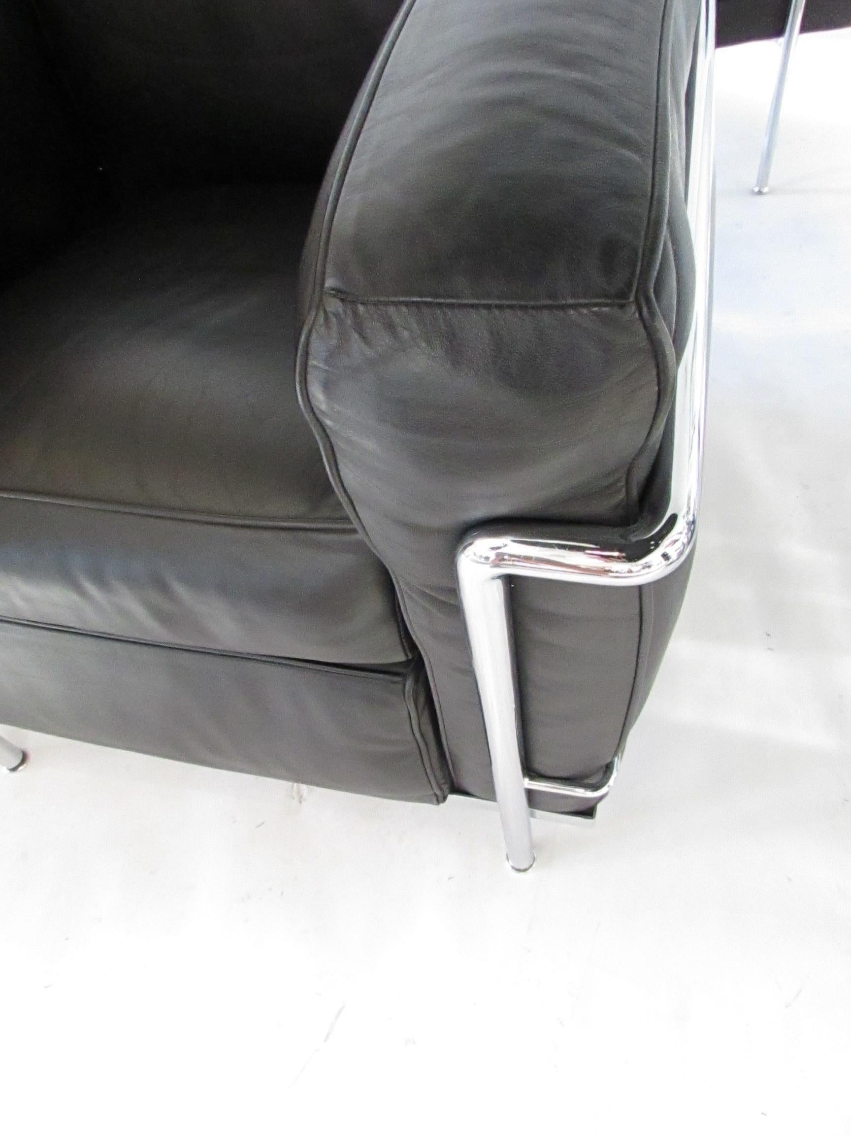 Paar Cassina lizenziert Le Corbusier LC2 schwarzes Leder in Chrom Lounge Stühle im Angebot 10