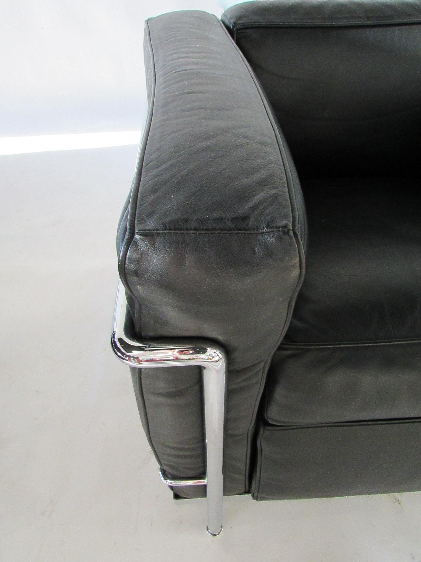 Paar Cassina lizenziert Le Corbusier LC2 schwarzes Leder in Chrom Lounge Stühle im Angebot 11